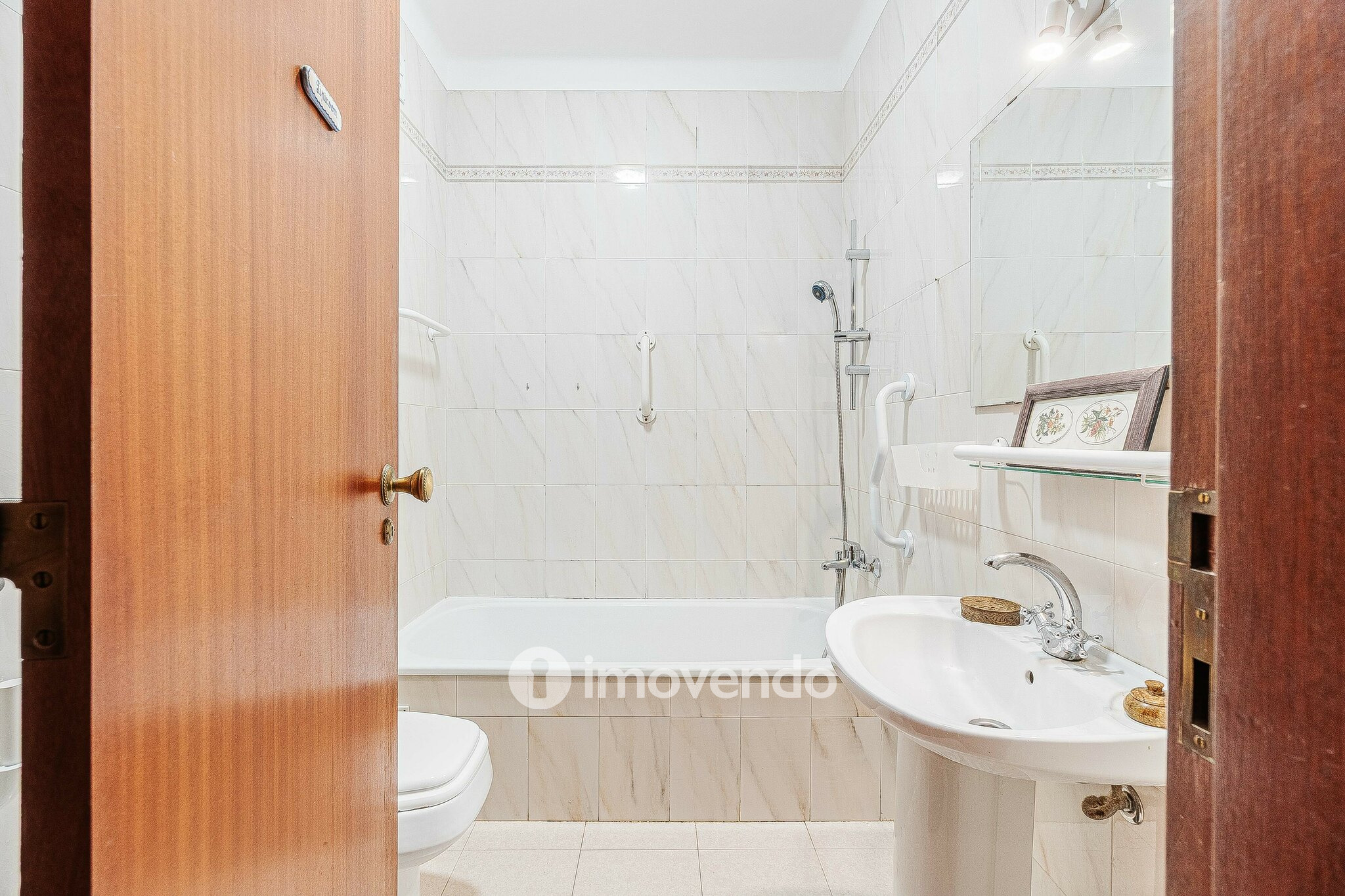 Apartamento T3, com áreas amplas e varanda, em Matarraque