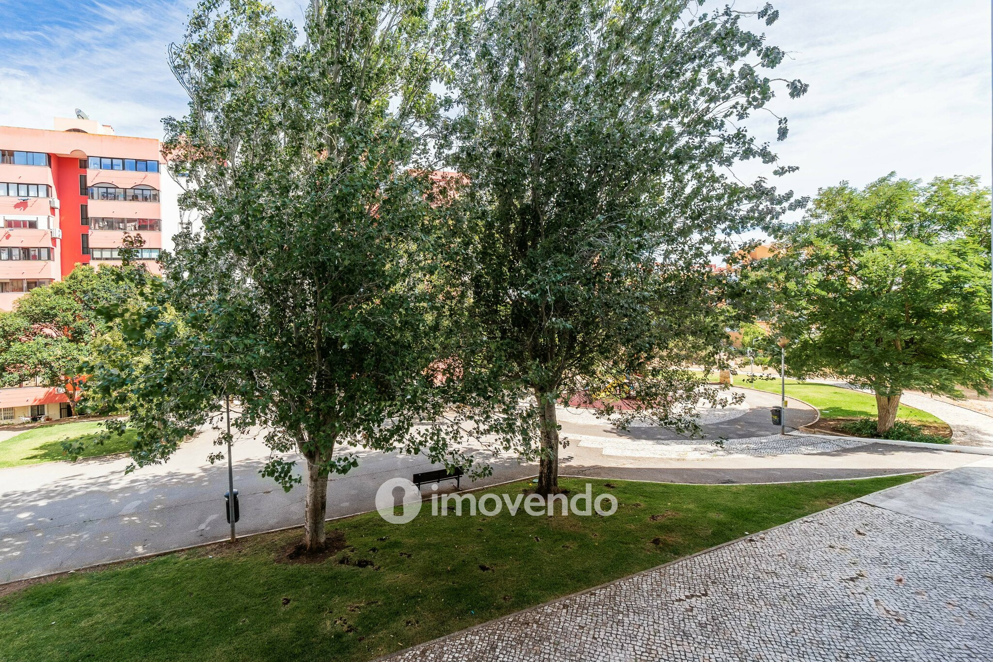 Apartamento T3, com áreas amplas e varanda, em Matarraque