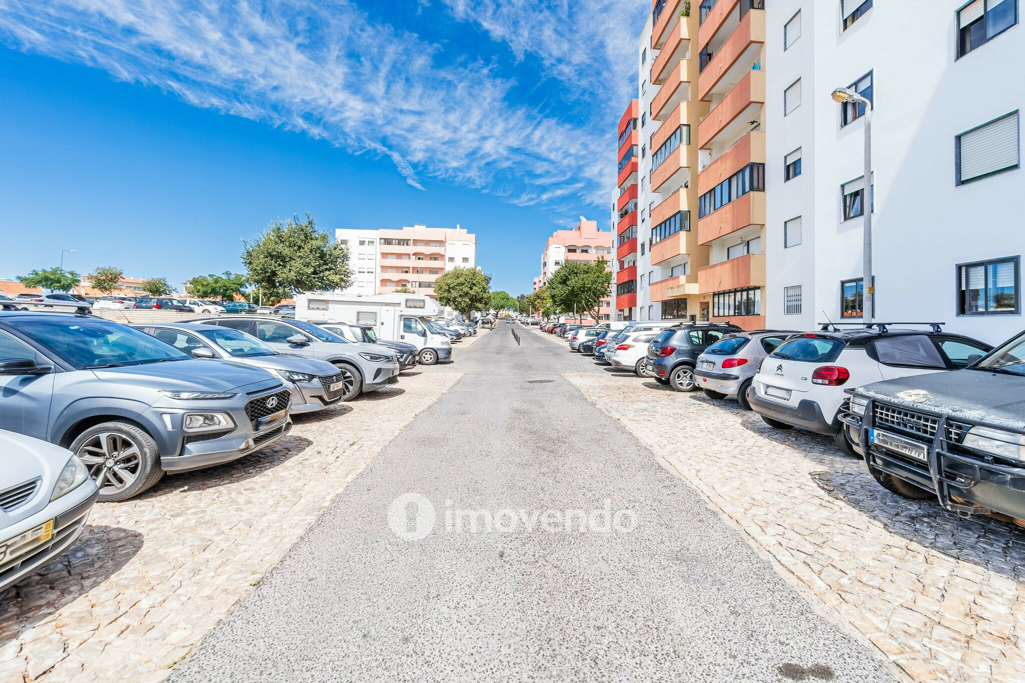 Apartamento T3, com áreas amplas e varanda, em Matarraque