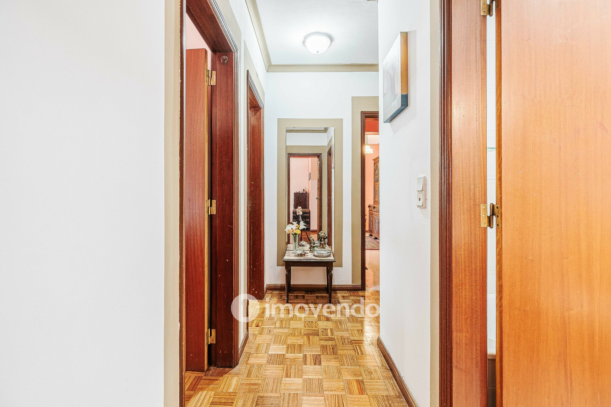 Apartamento T3, com áreas amplas e varanda, em Matarraque