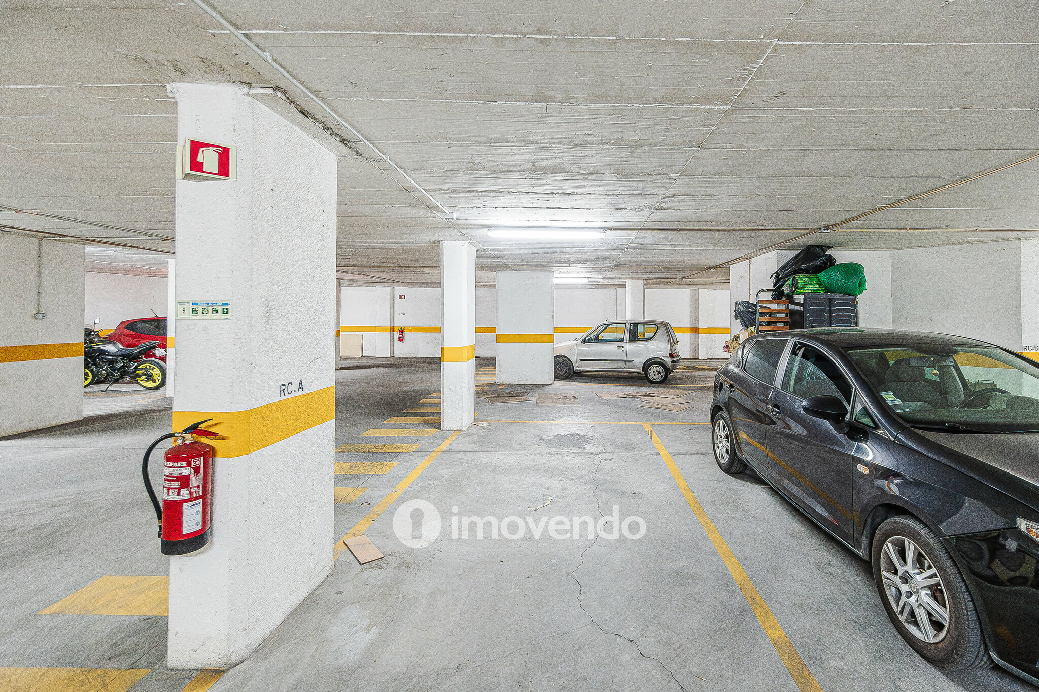 Apartamento T2, com estacionamento e terraço de 99m², em Algueirão