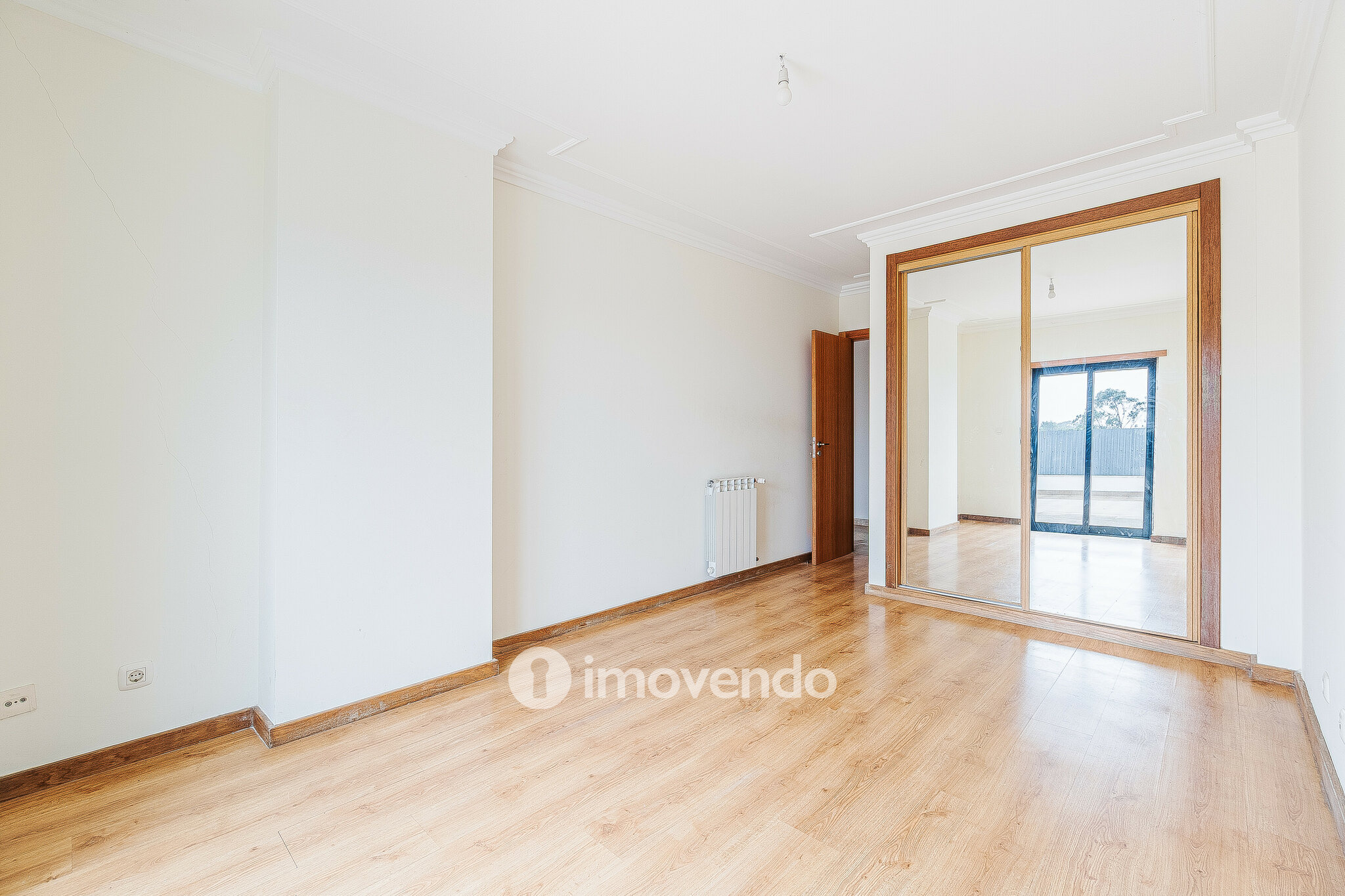 Apartamento T2, com estacionamento e terraço de 99m², em Algueirão