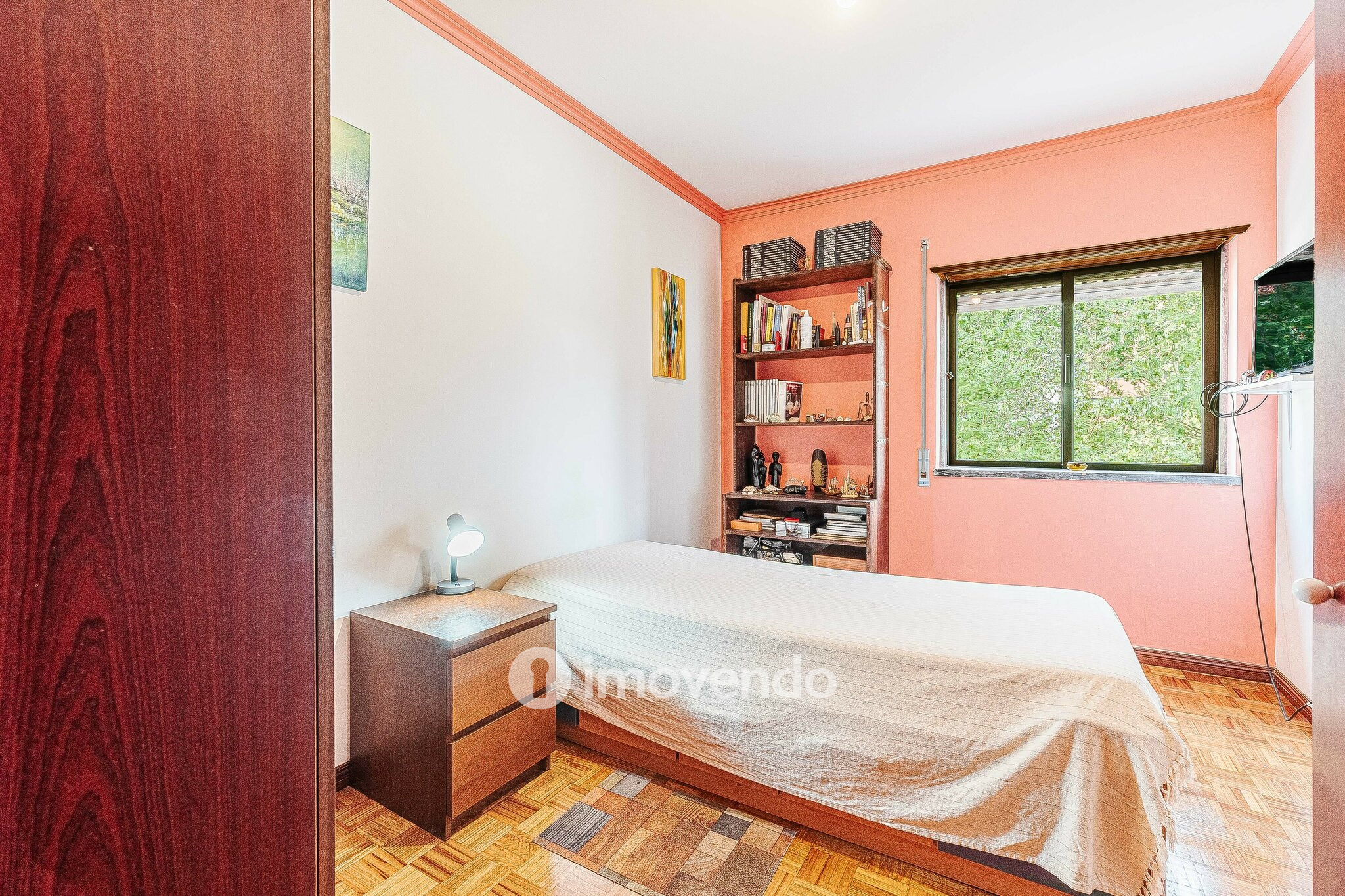 Apartamento T3, com áreas amplas e varanda, em Matarraque