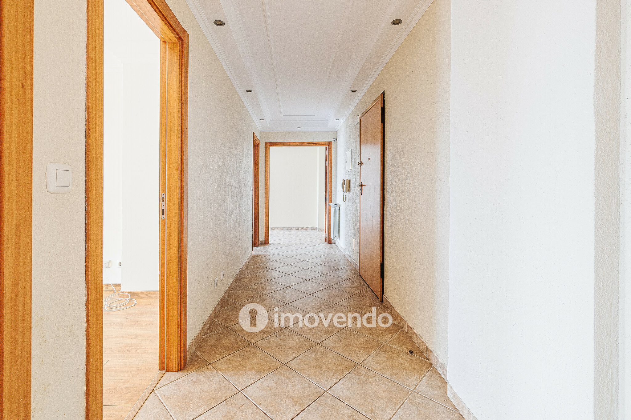 Apartamento T2, com estacionamento e terraço de 99m², em Algueirão