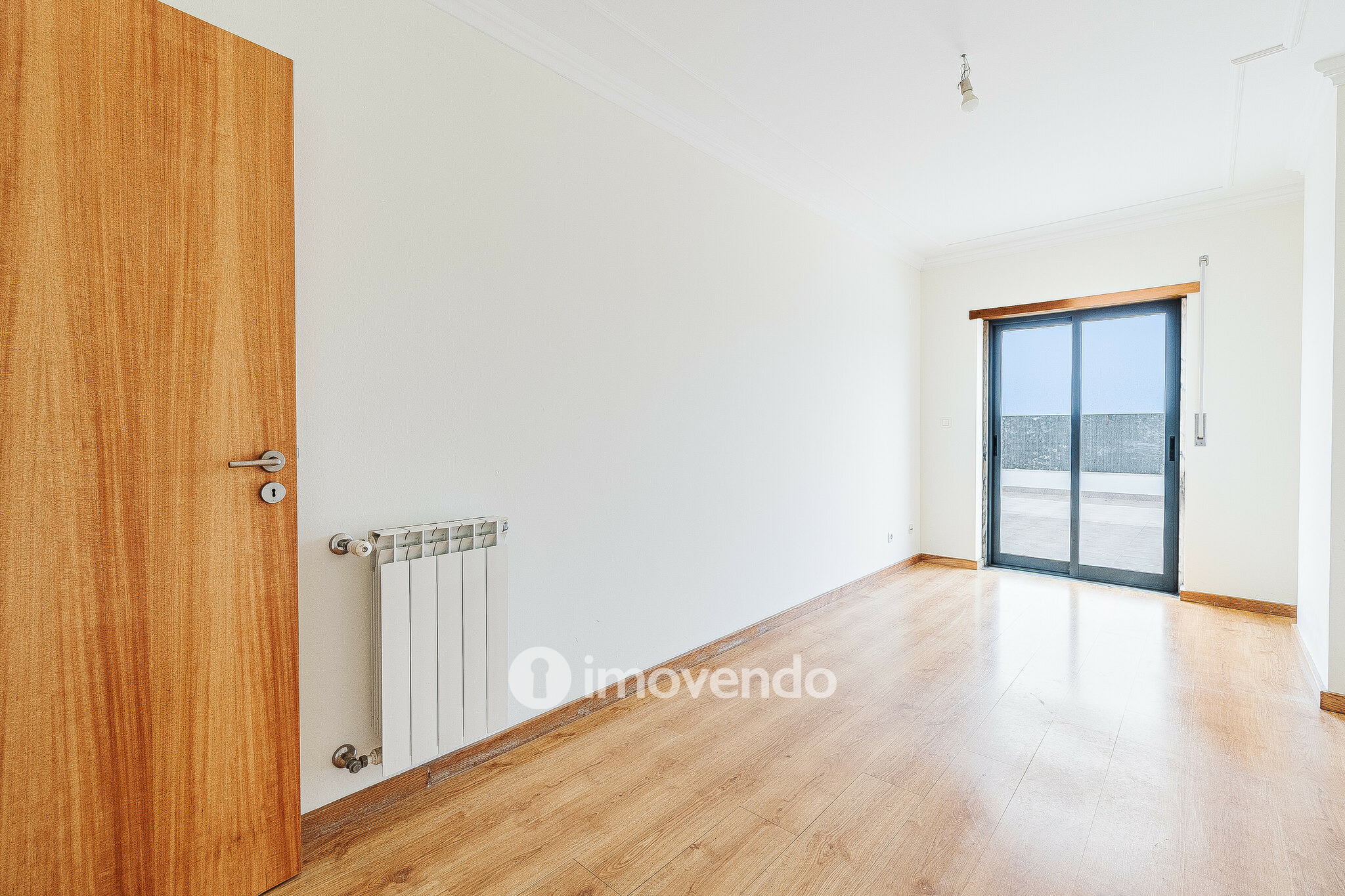 Apartamento T2, com estacionamento e terraço de 99m², em Algueirão