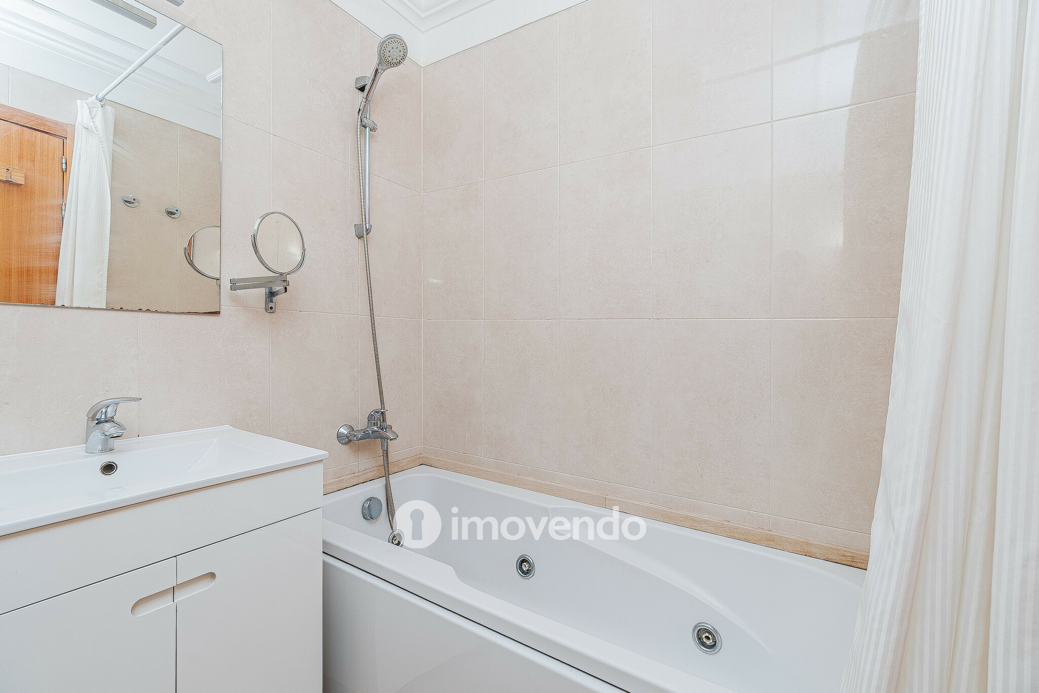 Apartamento T2, com estacionamento e terraço de 99m², em Algueirão