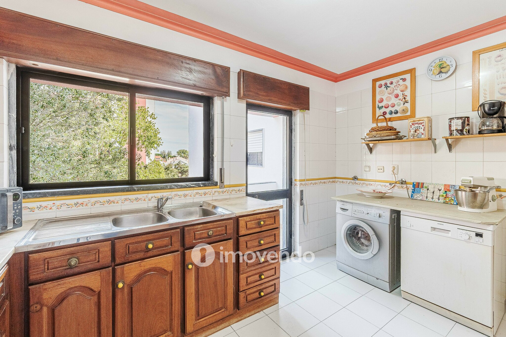 Apartamento T3, com áreas amplas e varanda, em Matarraque