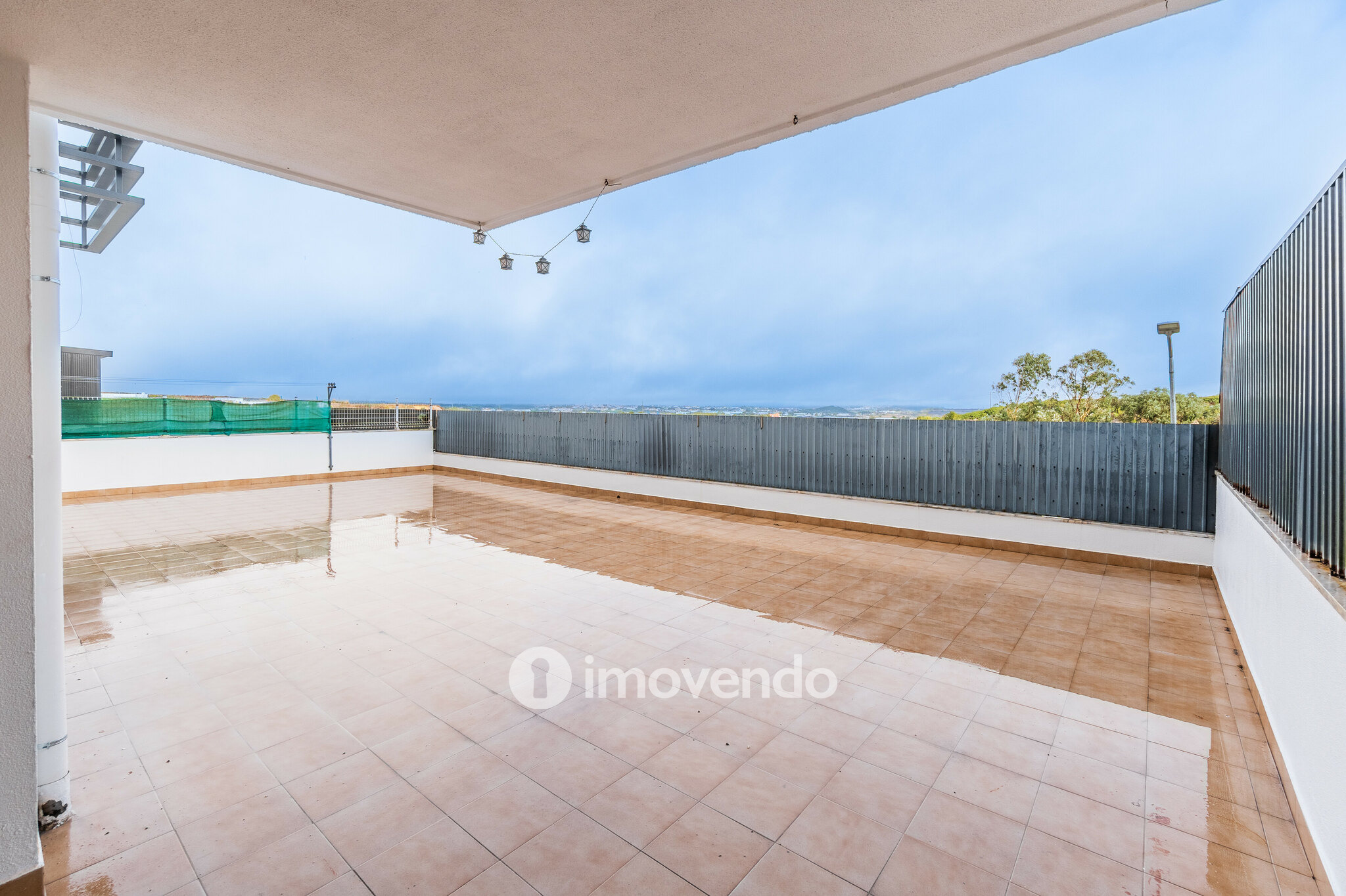 Apartamento T2, com estacionamento e terraço de 99m², em Algueirão
