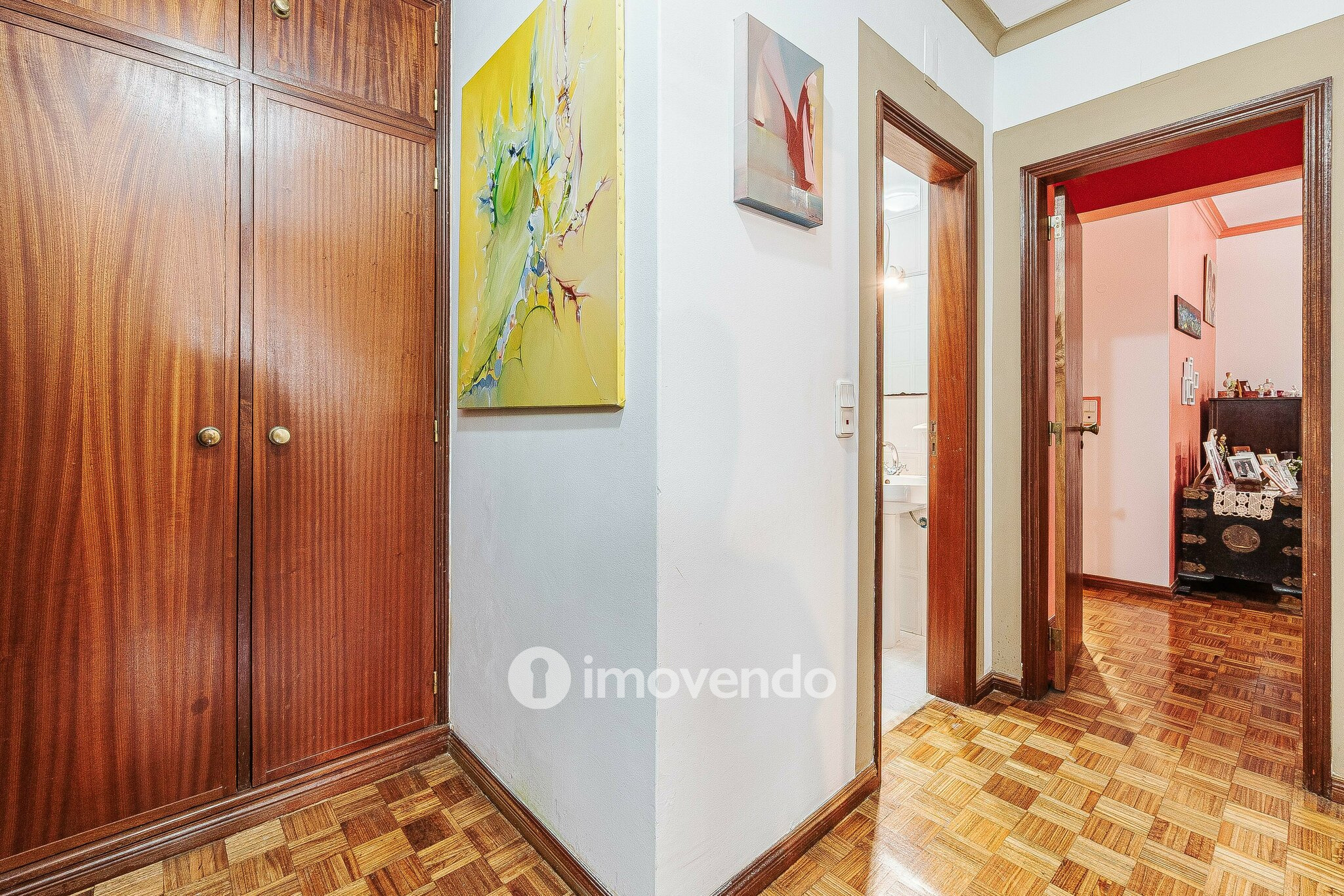 Apartamento T3, com áreas amplas e varanda, em Matarraque