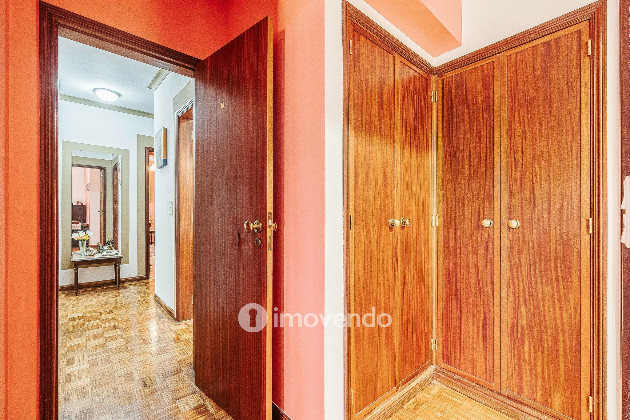 Apartamento T3, com áreas amplas e varanda, em Matarraque