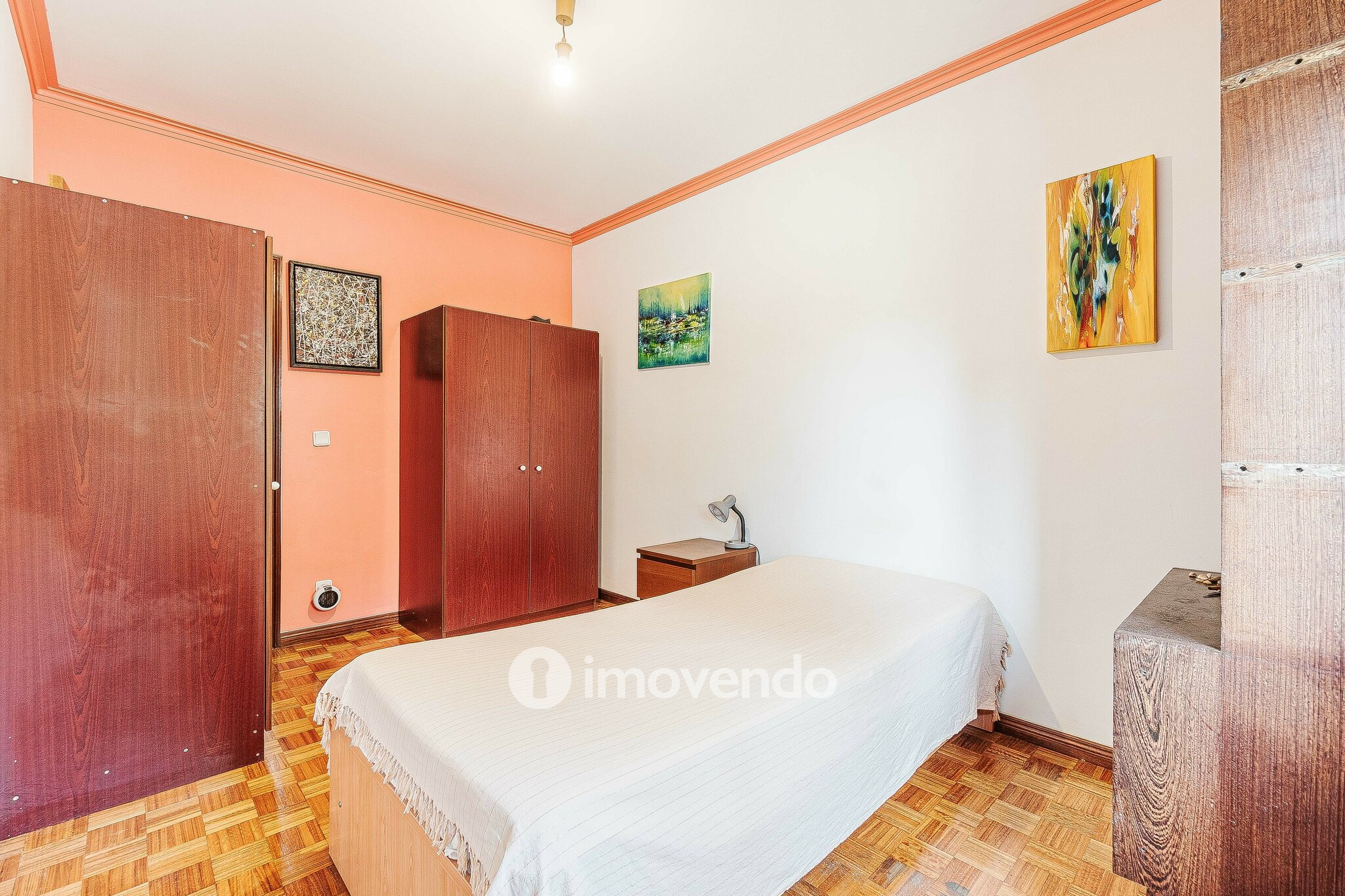 Apartamento T3, com áreas amplas e varanda, em Matarraque