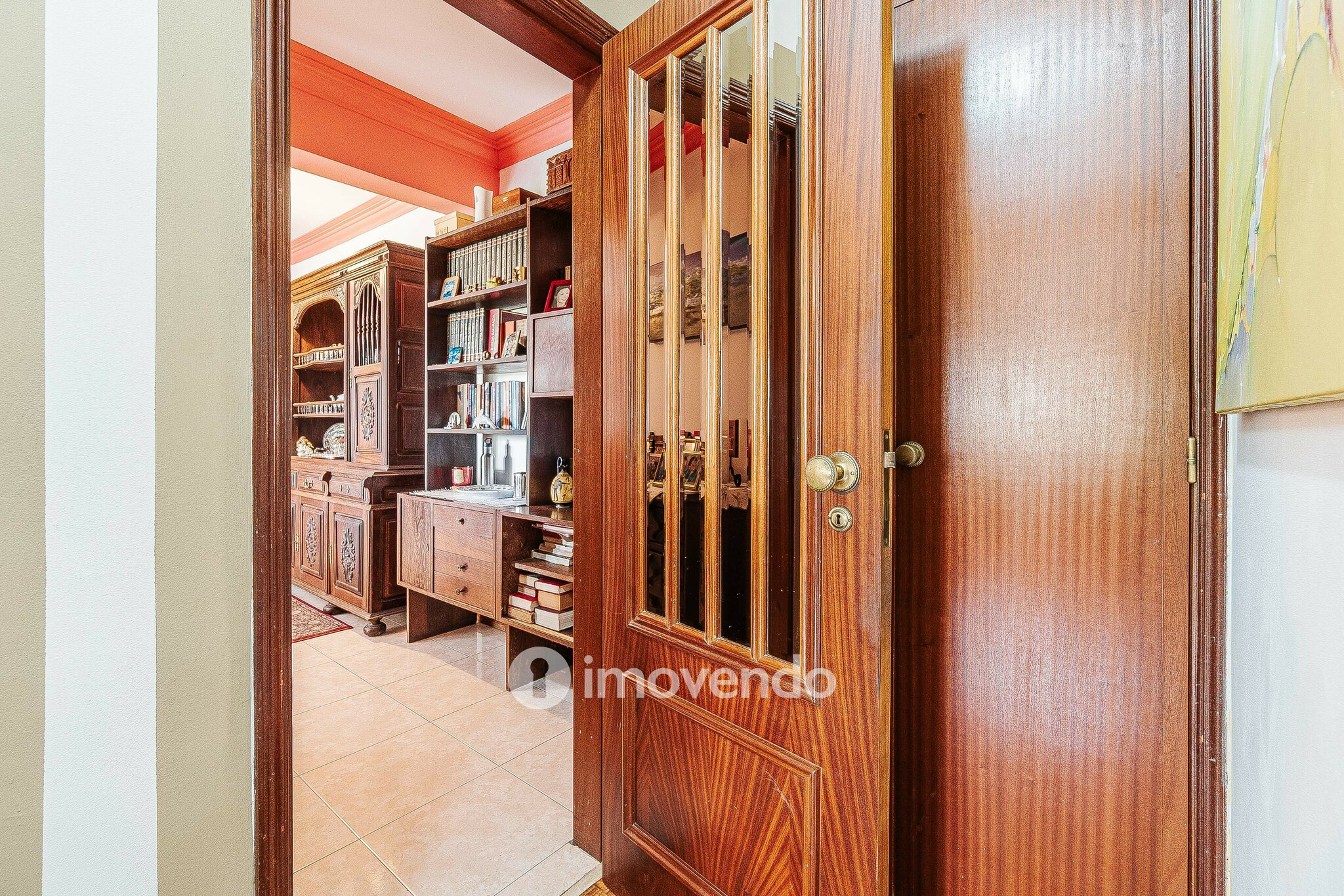 Apartamento T3, com áreas amplas e varanda, em Matarraque