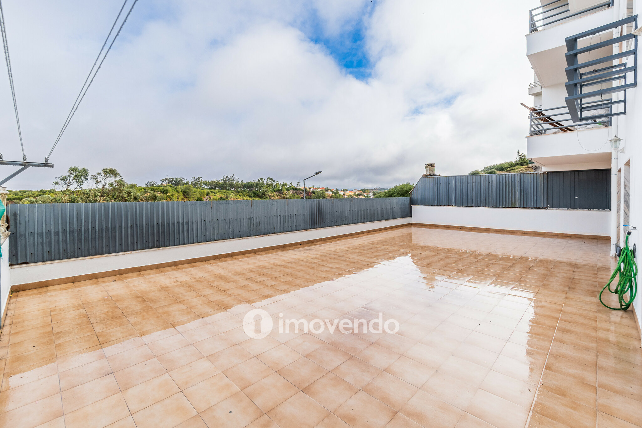 Apartamento T2, com estacionamento e terraço de 99m², em Algueirão