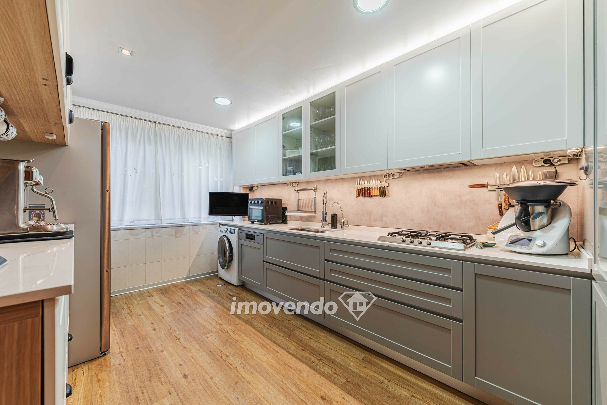 Apartamento T3 remodelado, com lugar de estacionamento, na Bobadela