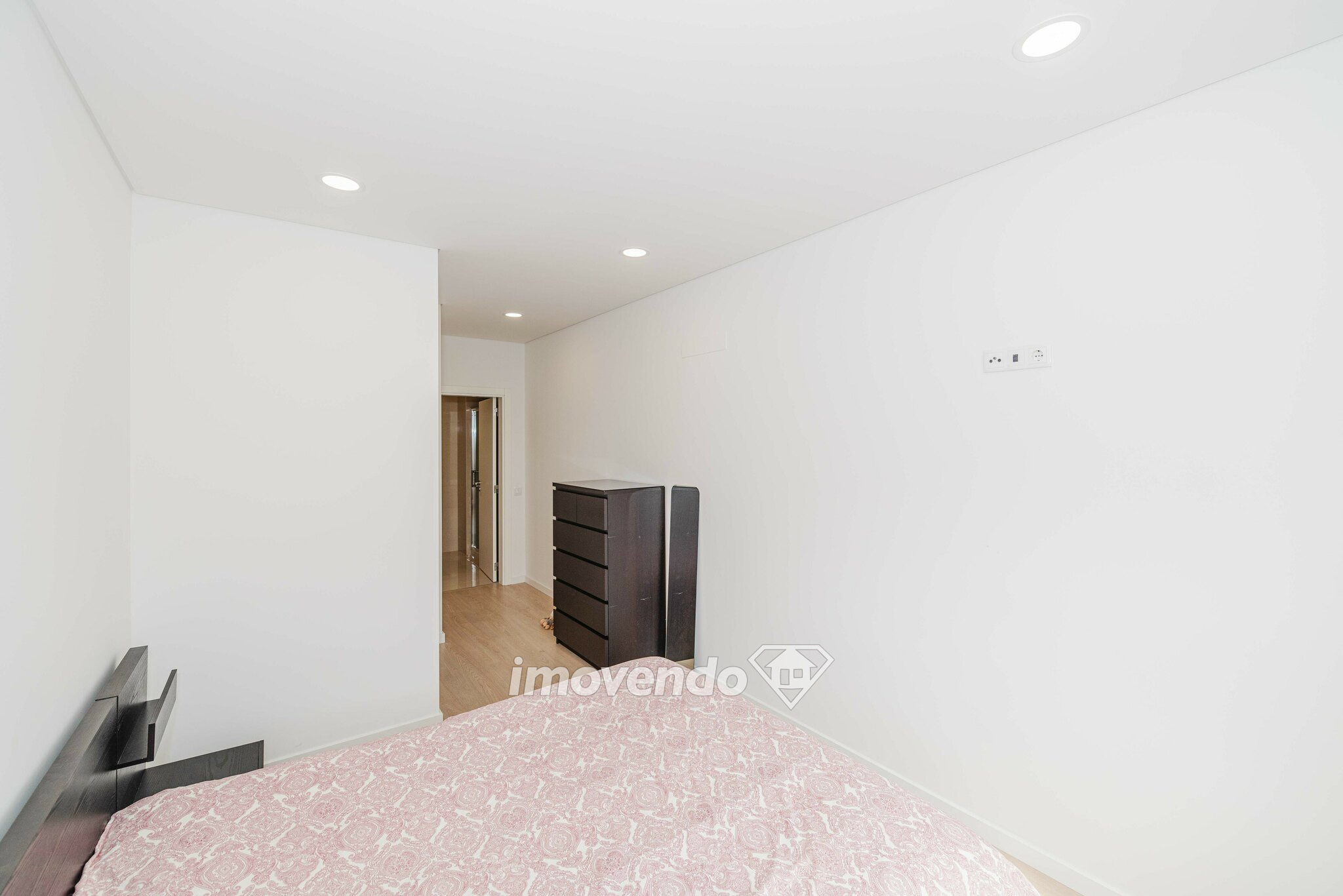 Apartamento T3 de design moderno, com estacionamento, na Amadora
