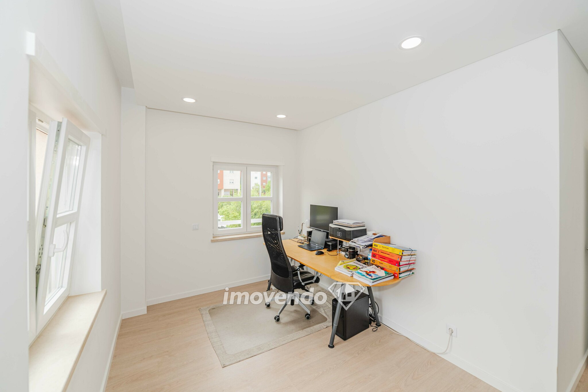 Apartamento T3 de design moderno, com estacionamento, na Amadora