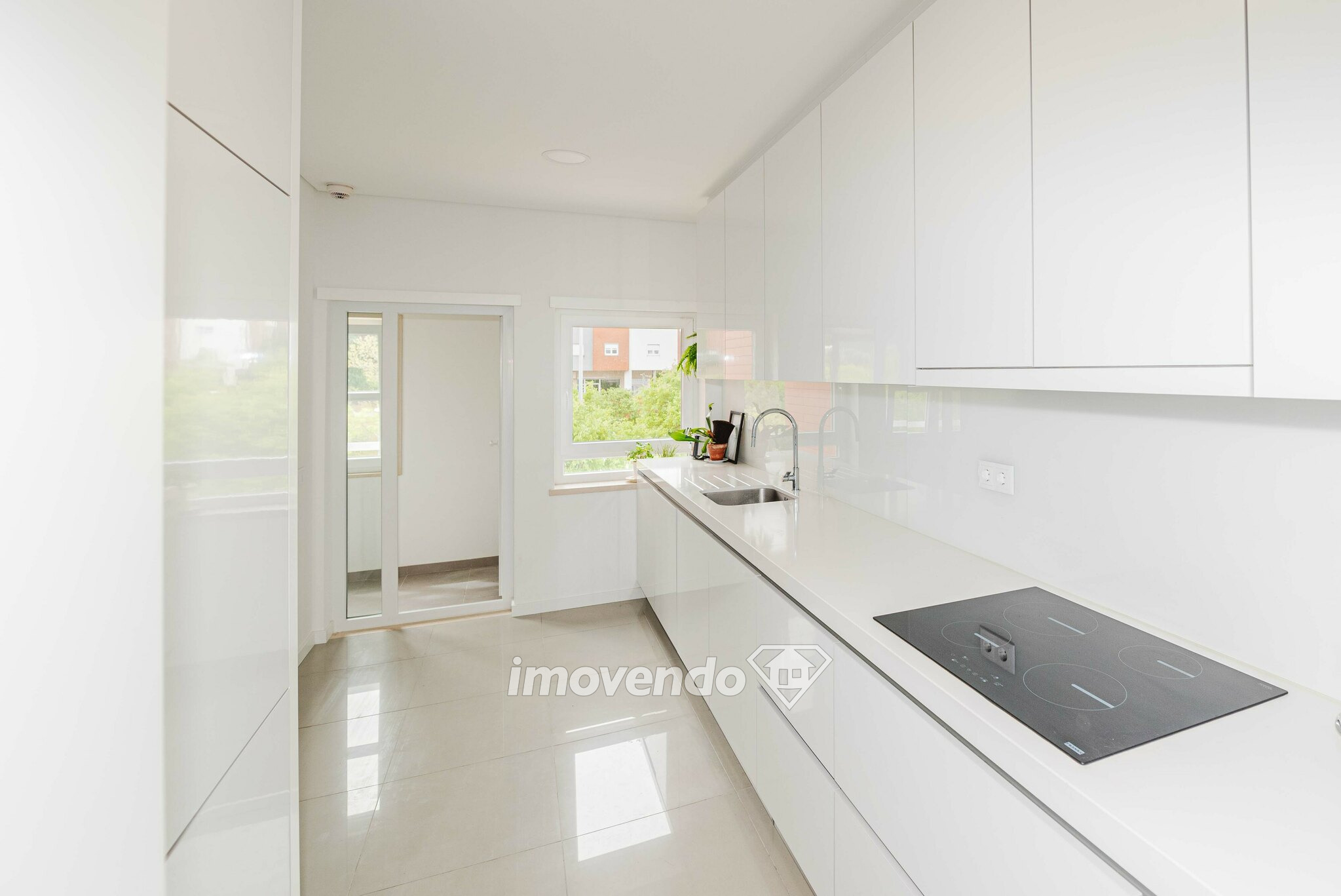 Apartamento T3 de design moderno, com estacionamento, na Amadora