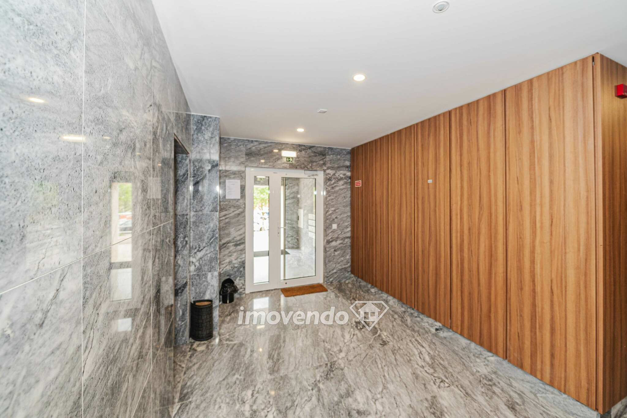 Apartamento T3 de design moderno, com estacionamento, na Amadora
