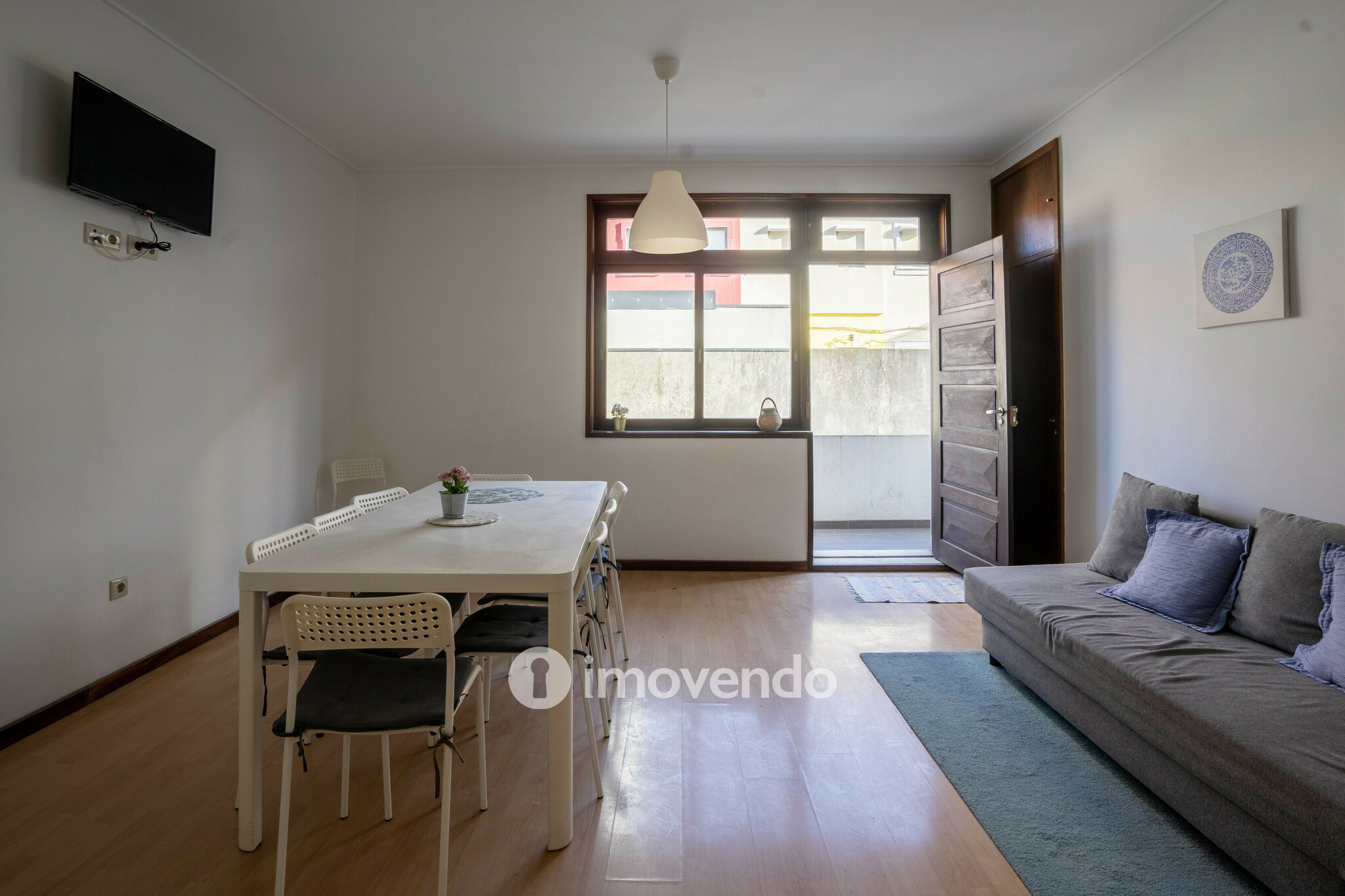Apartamento T3 renovado, com duas varandas, em Paranhos, no centro do Porto