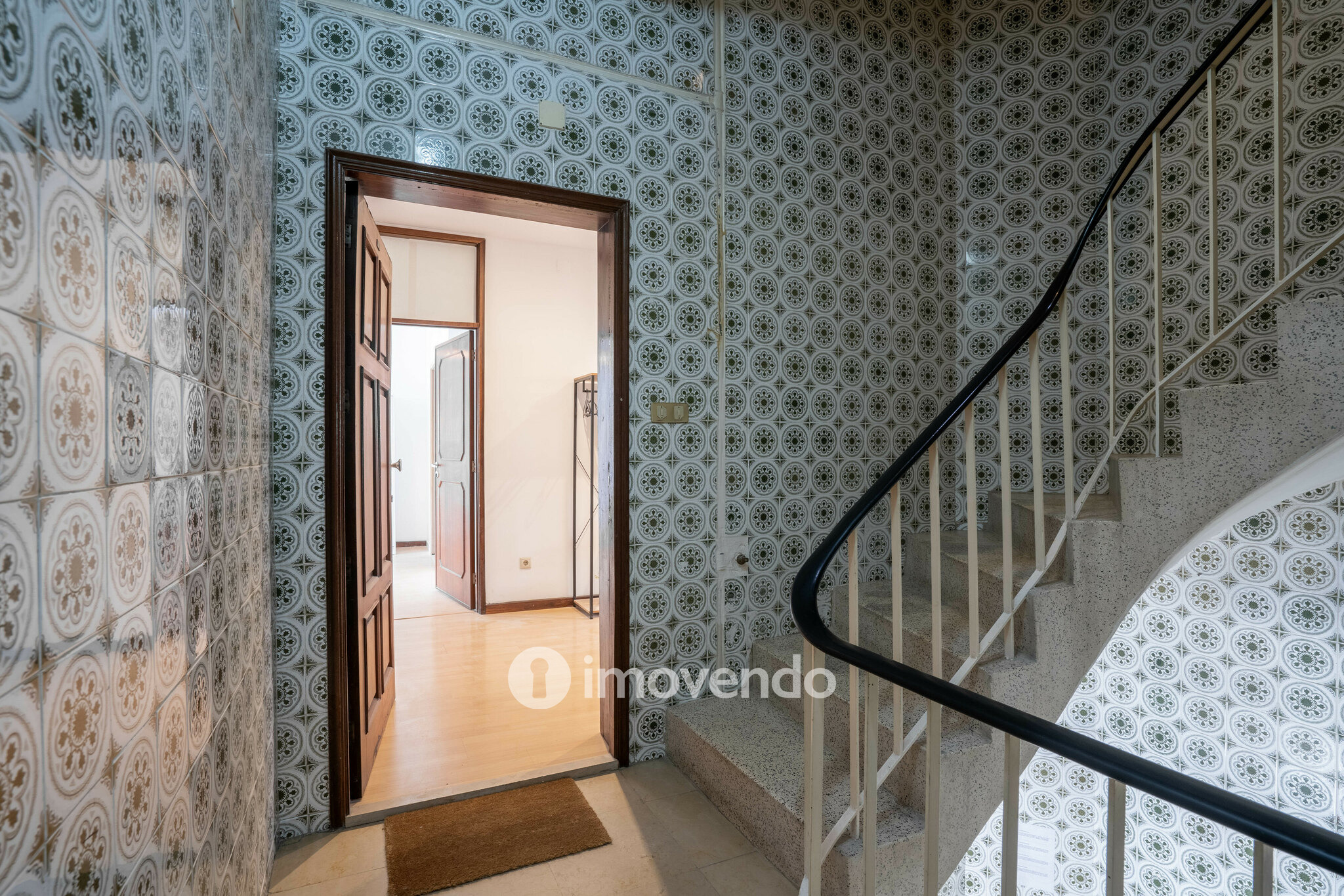 Apartamento T3 renovado, com duas varandas, em Paranhos, no centro do Porto