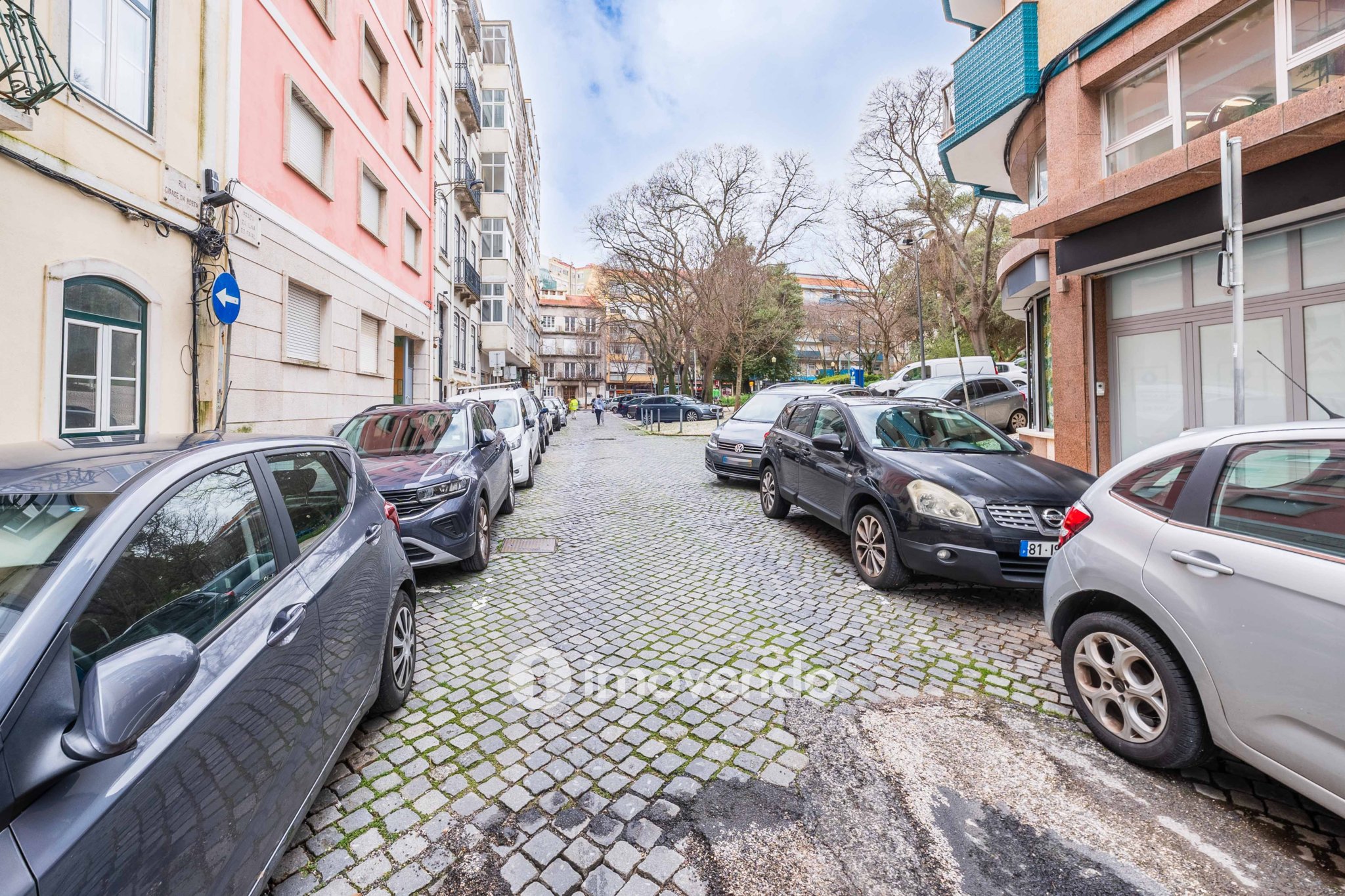 Apartamento T2+1 renovado, com logradouro, na Estefânia, em Lisboa