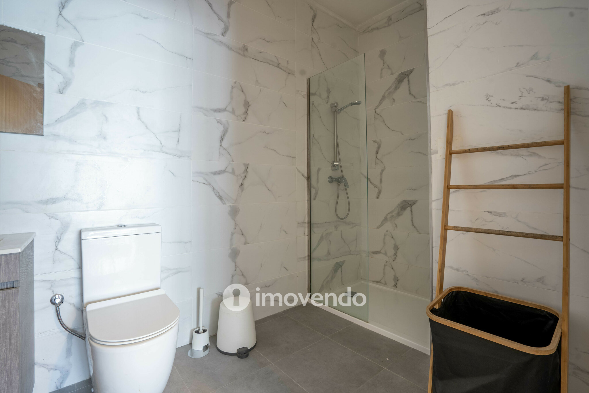 Apartamento T3 renovado, com duas varandas, em Paranhos, no centro do Porto
