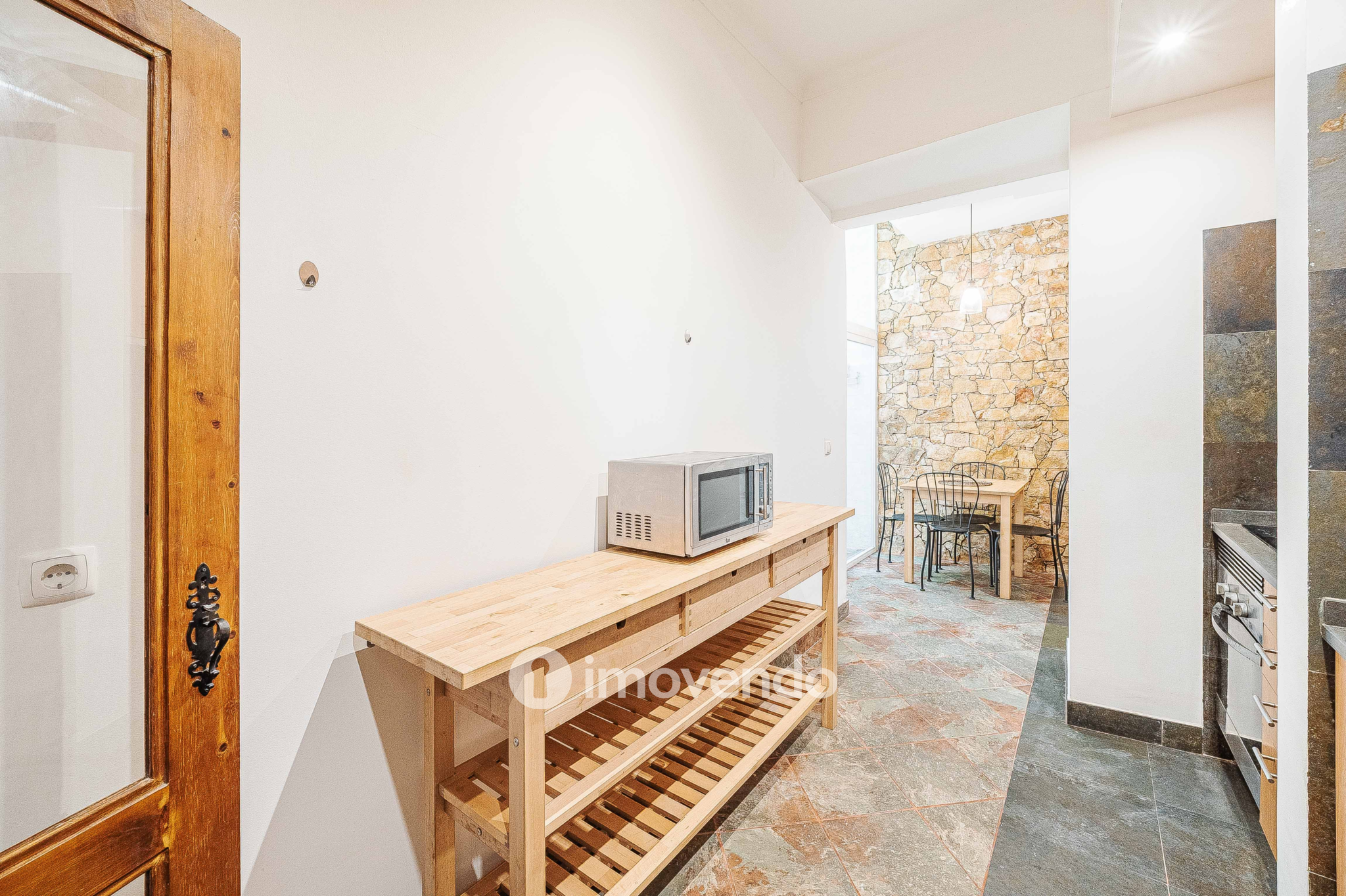 Apartamento T2+1 renovado, com logradouro, na Estefânia, em Lisboa