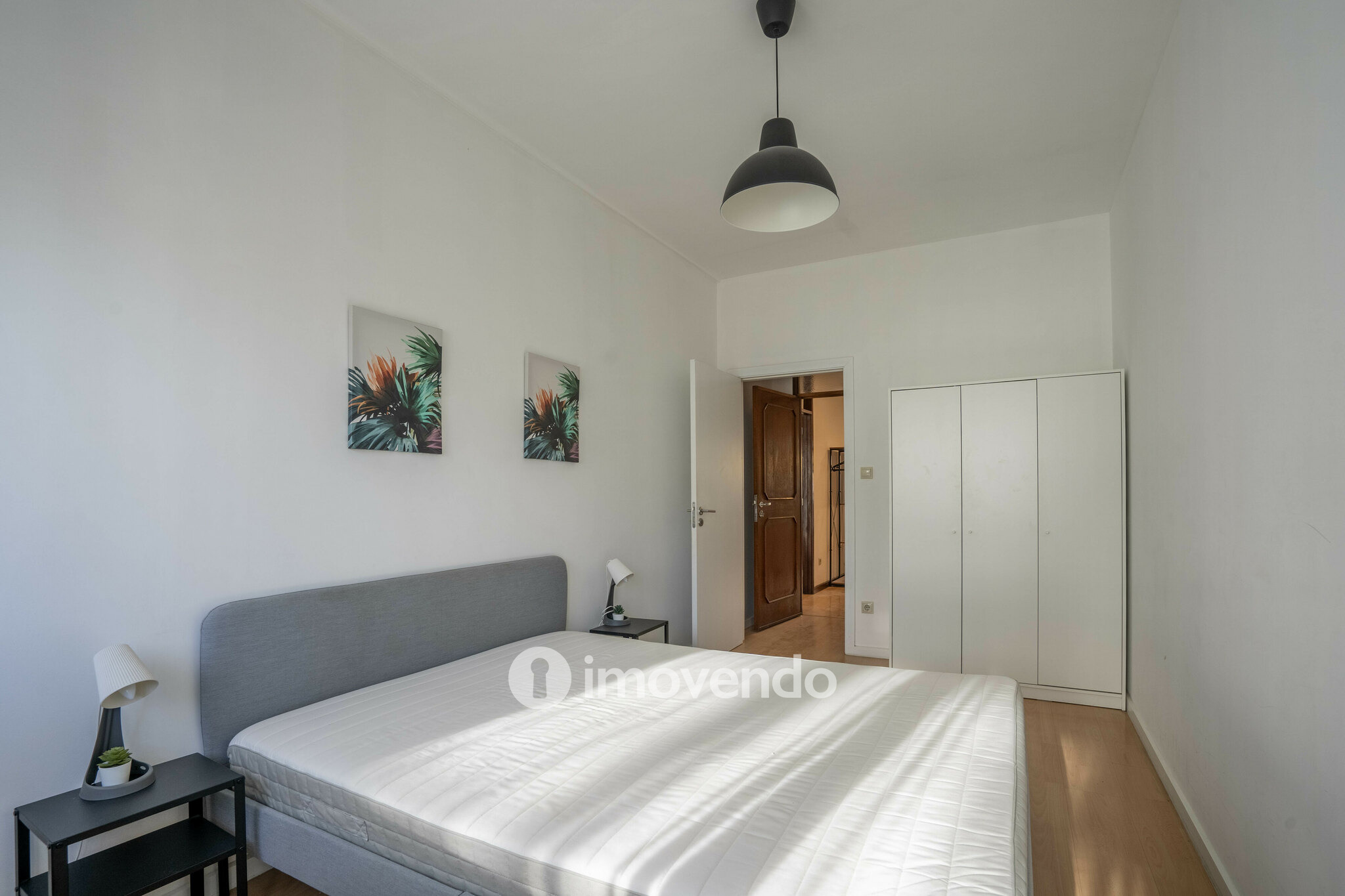 Apartamento T3 renovado, com duas varandas, em Paranhos, no centro do Porto