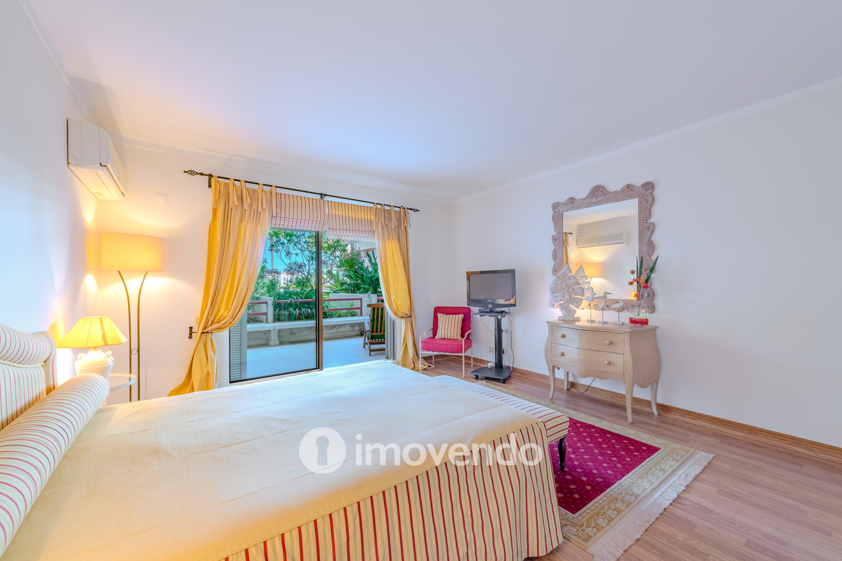 Apartamento T1 com estacionamento, junto da Marina de Vilamoura