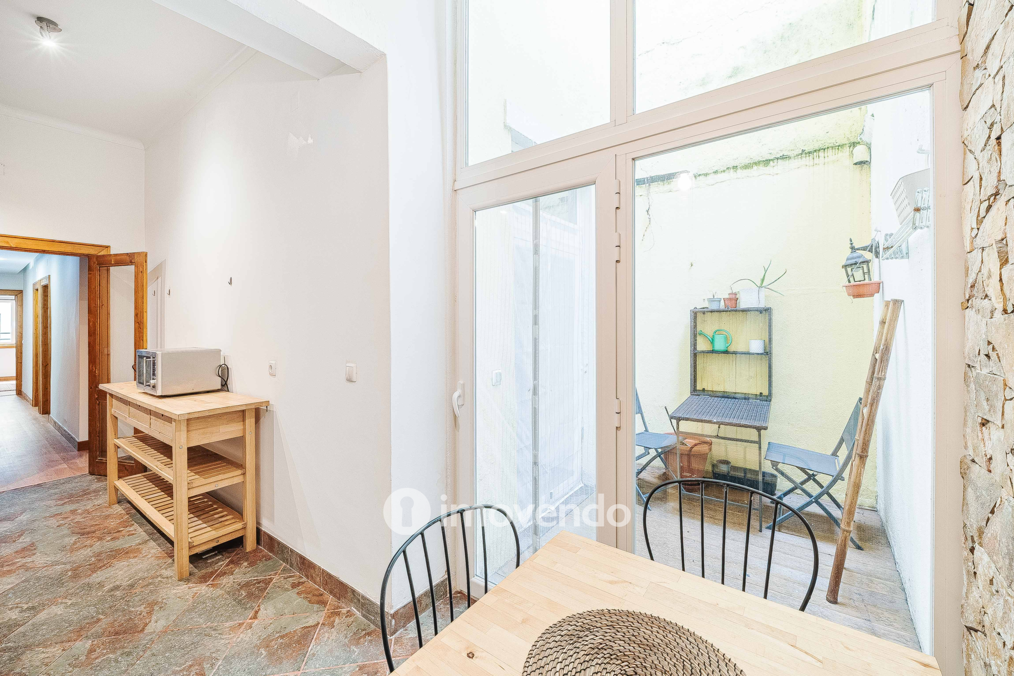 Apartamento T2+1 renovado, com logradouro, na Estefânia, em Lisboa