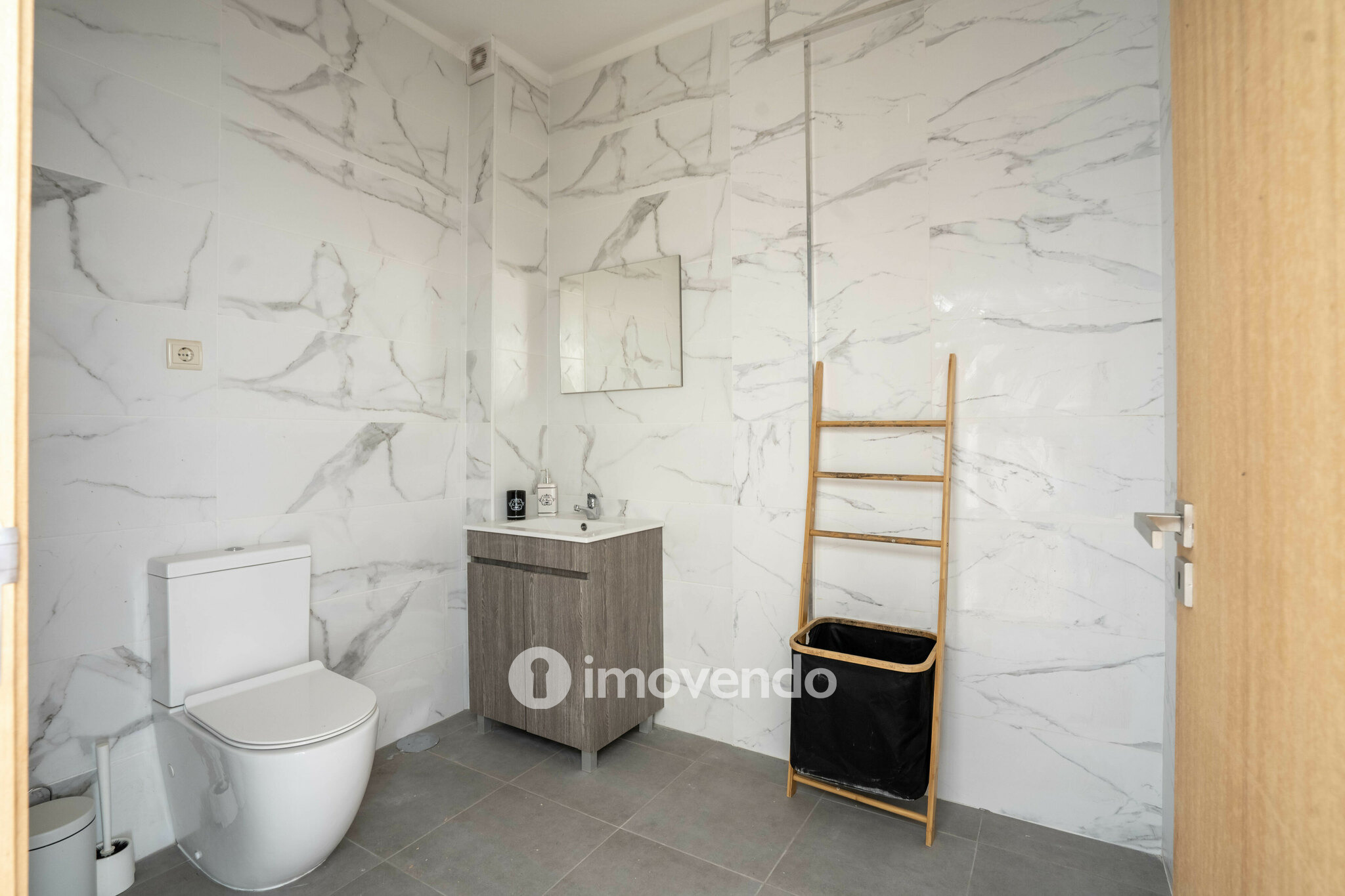 Apartamento T4, com varanda e terraço, em Paranhos, no Porto