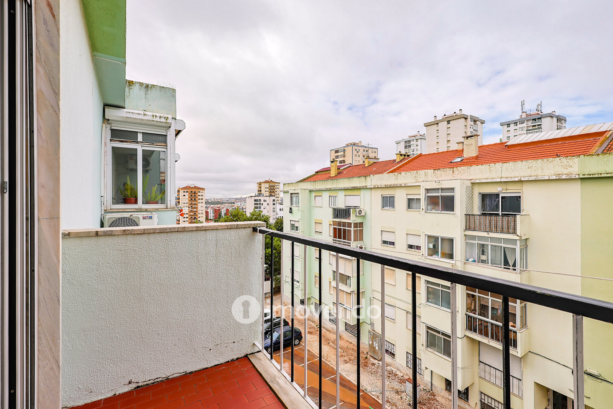 Apartamento T2, com varanda e arrecadação, em Odivelas