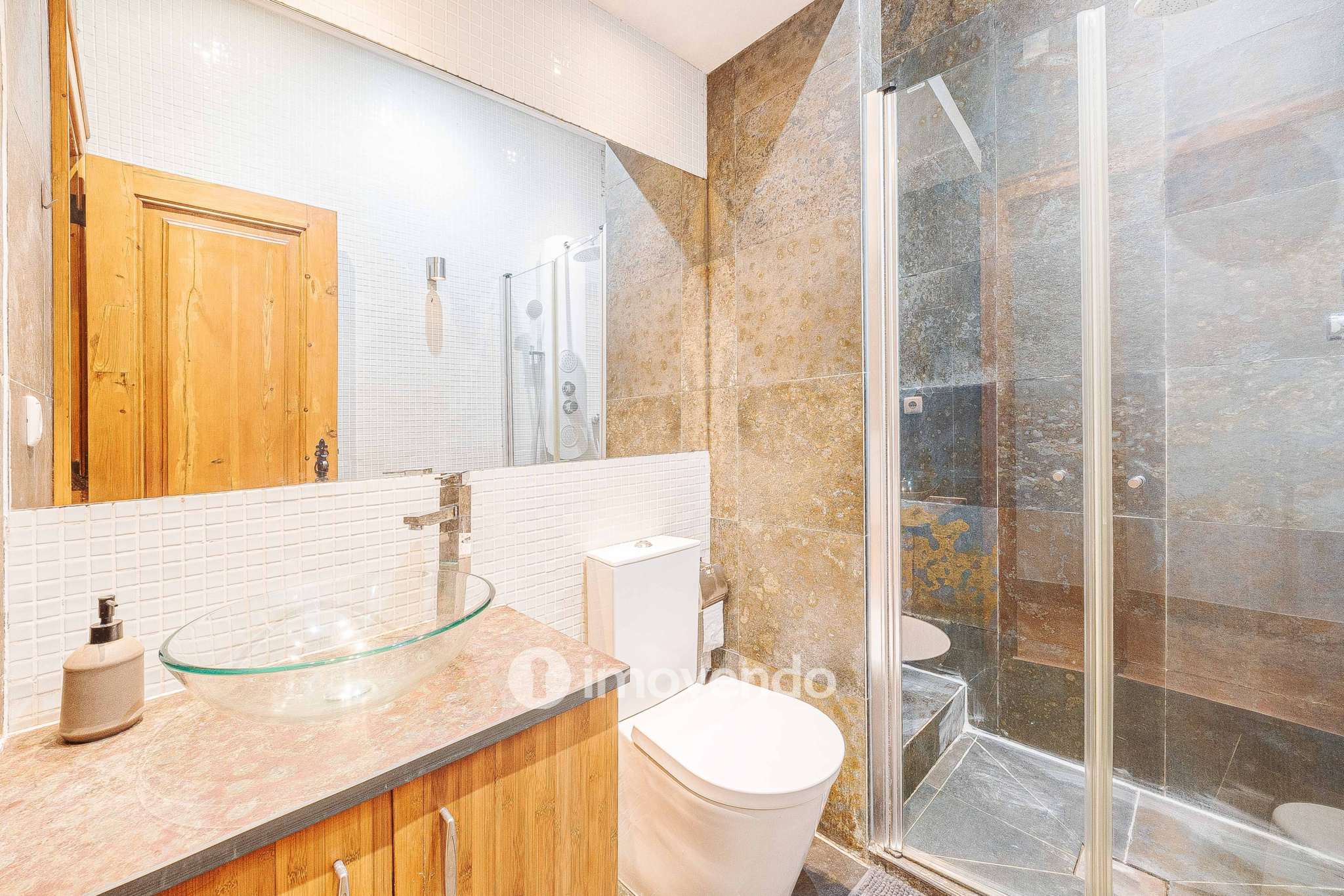 Apartamento T2+1 renovado, com logradouro, na Estefânia, em Lisboa