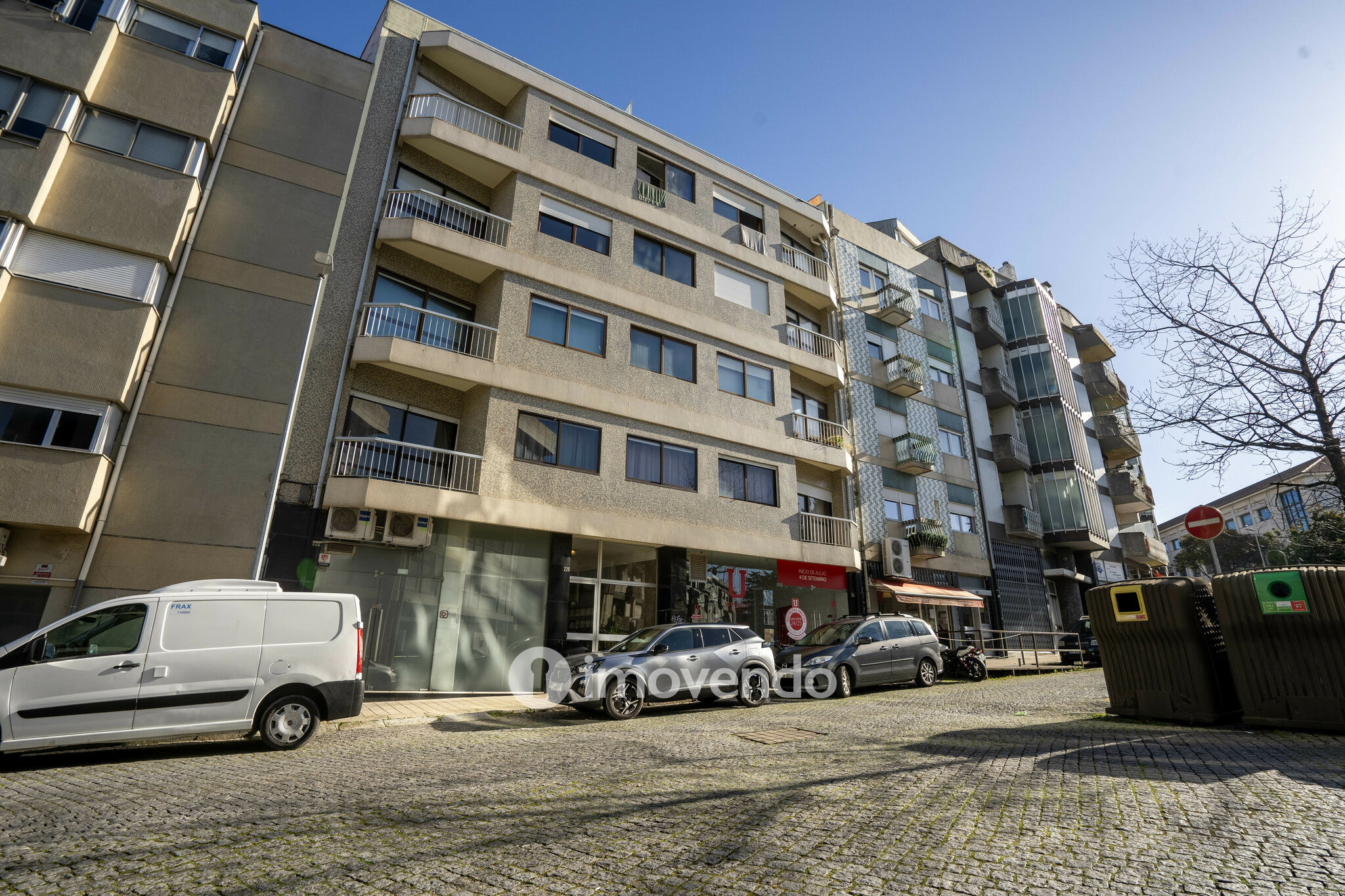 Apartamento T3 renovado, com duas varandas, em Paranhos, no centro do Porto