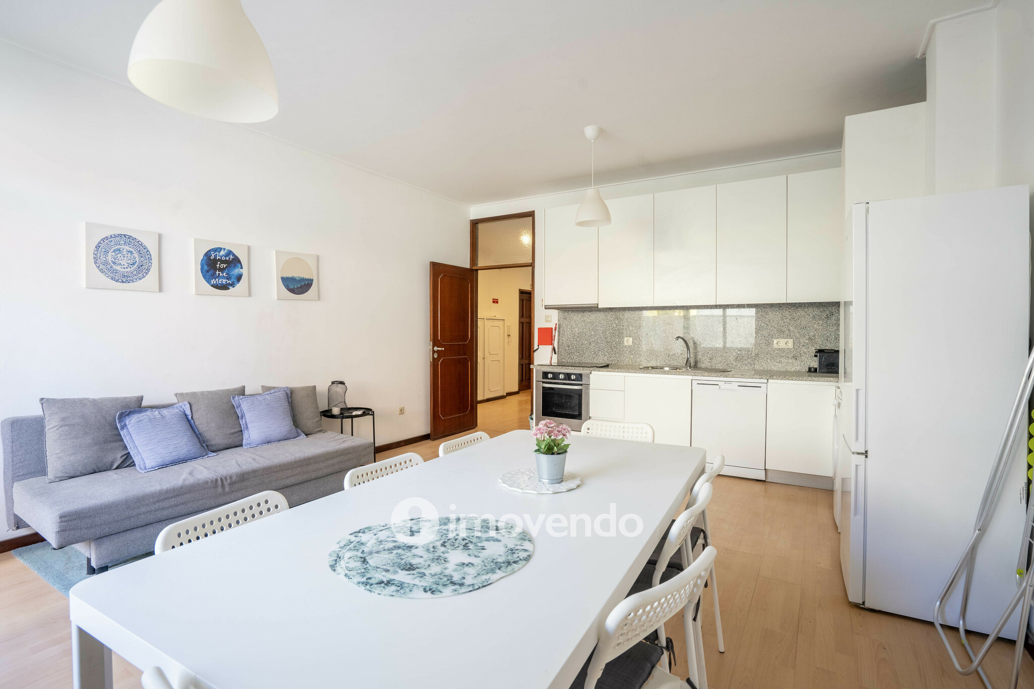 Apartamento T3 renovado, com duas varandas, em Paranhos, no centro do Porto