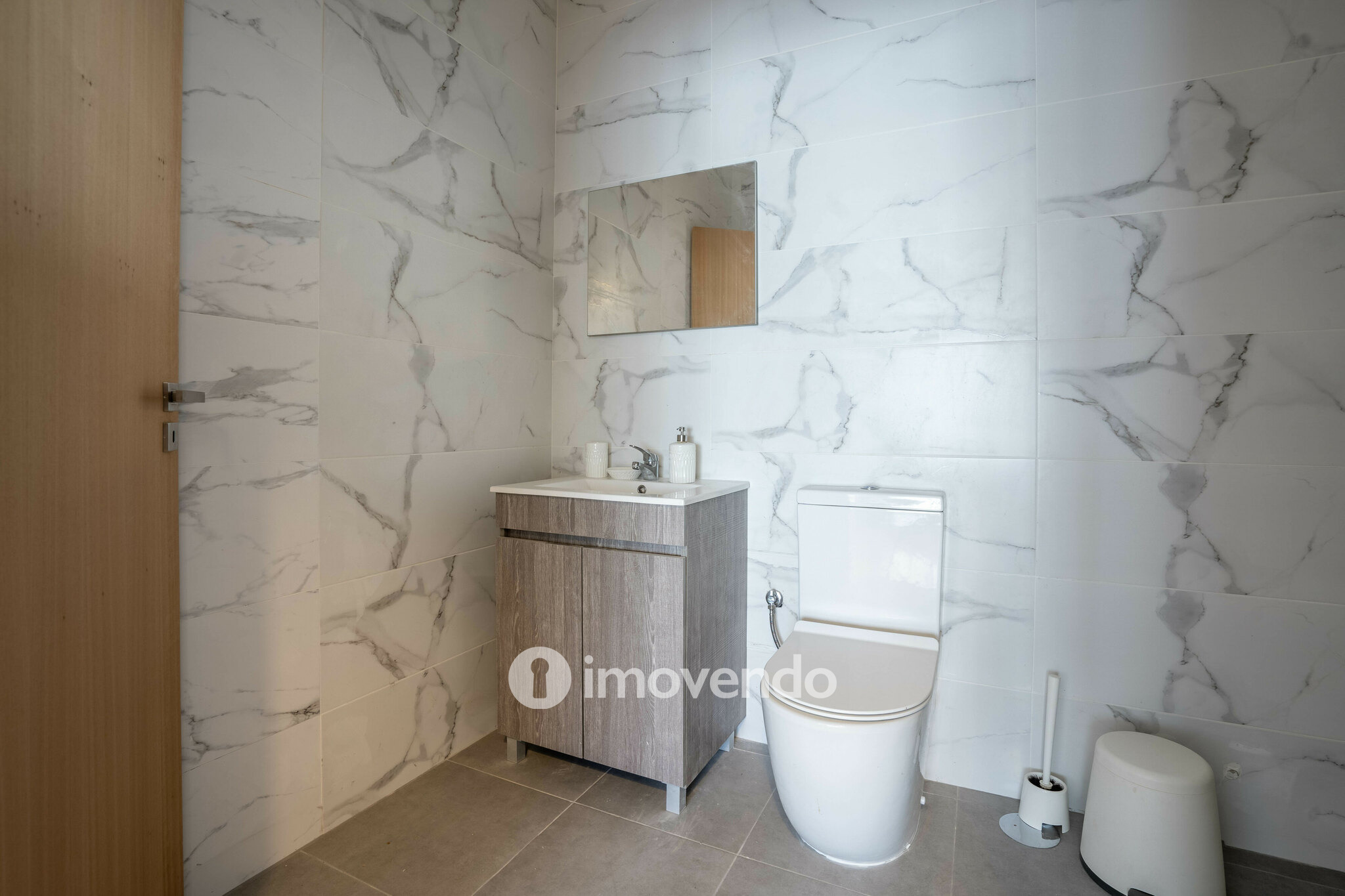 Apartamento T3 renovado, com duas varandas, em Paranhos, no centro do Porto