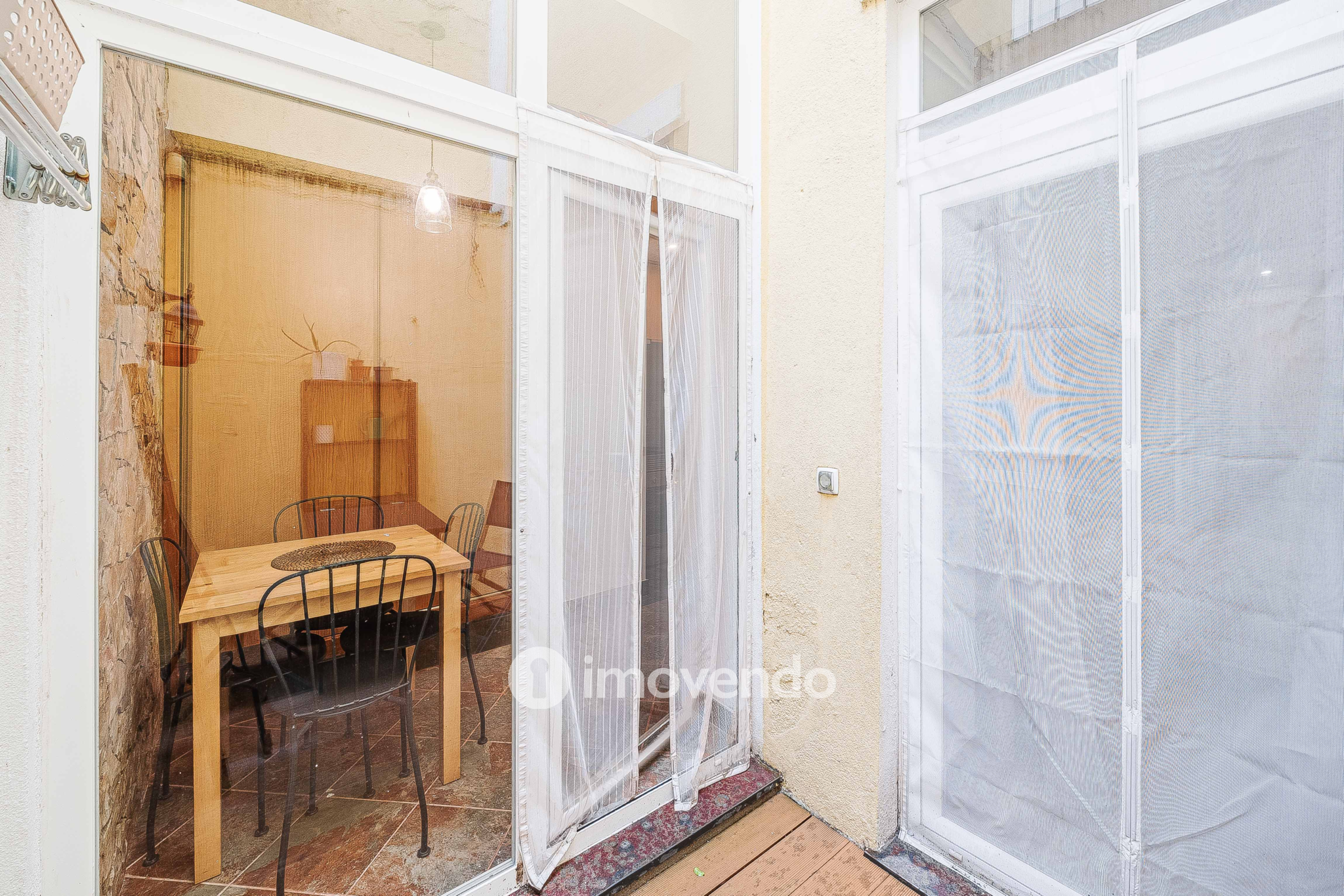 Apartamento T2+1 renovado, com logradouro, na Estefânia, em Lisboa