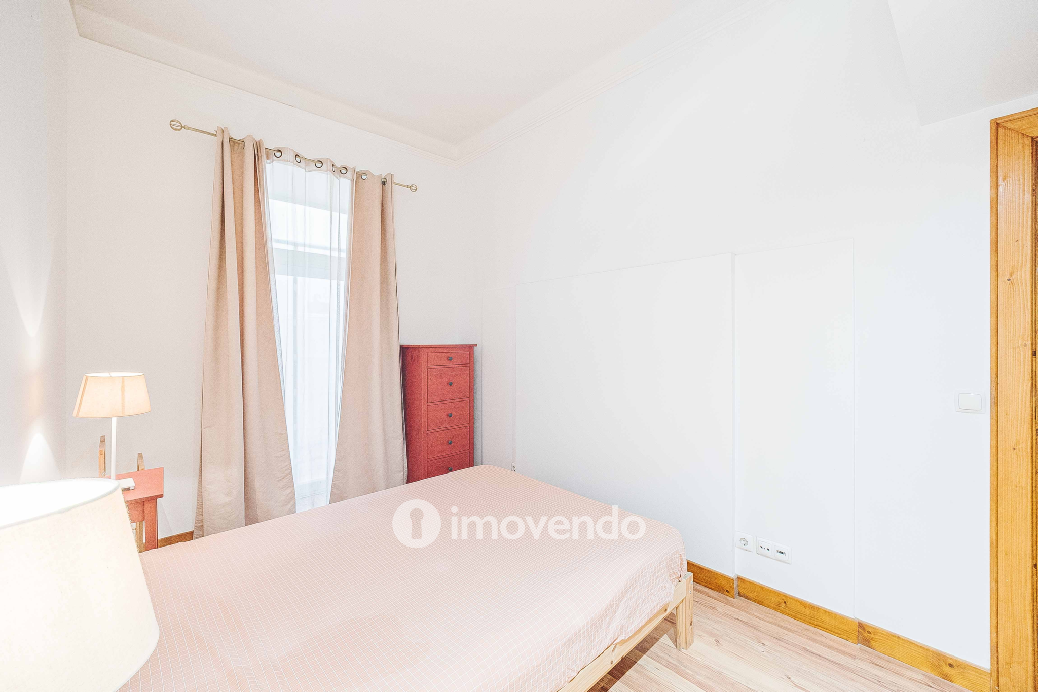 Apartamento T2+1 renovado, com logradouro, na Estefânia, em Lisboa