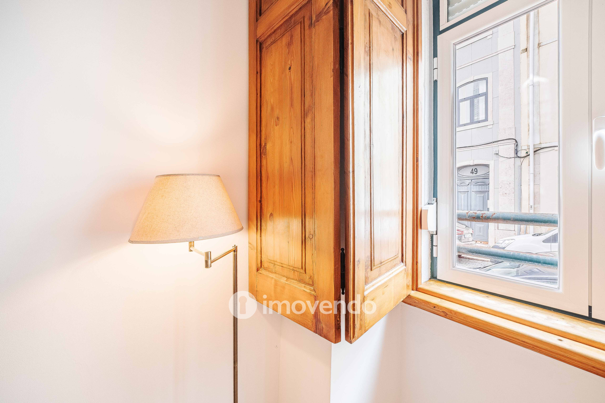 Apartamento T2+1 renovado, com logradouro, na Estefânia, em Lisboa