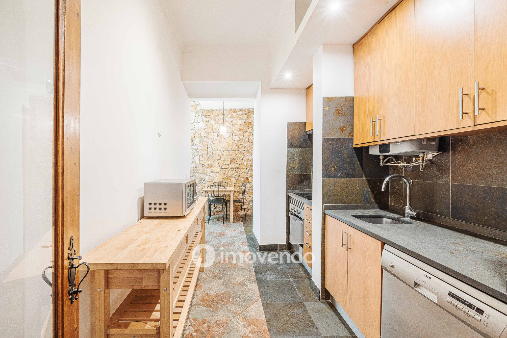 Apartamento T2+1 renovado, com logradouro, na Estefânia, em Lisboa