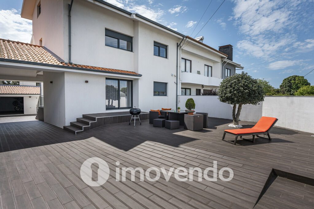 Moradia T3 em Vila Nova de Gaia, Porto com 417 m<sup>2</sup> por 695.000