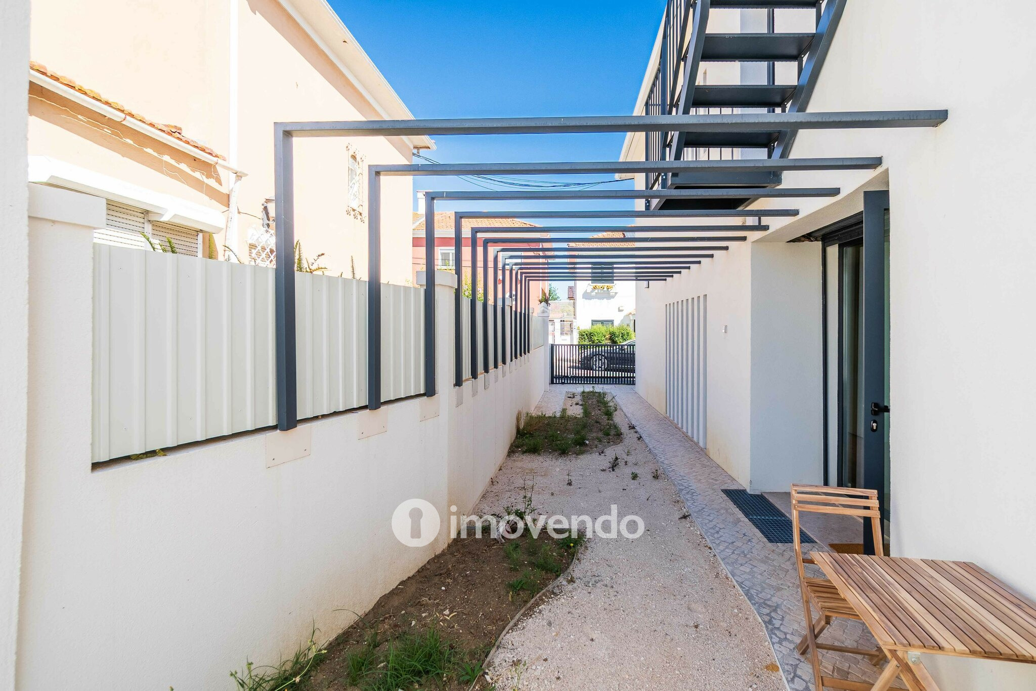 Moradia T2+1 exclusiva e nova, com vista Rio, no Bairro Madre de Deus