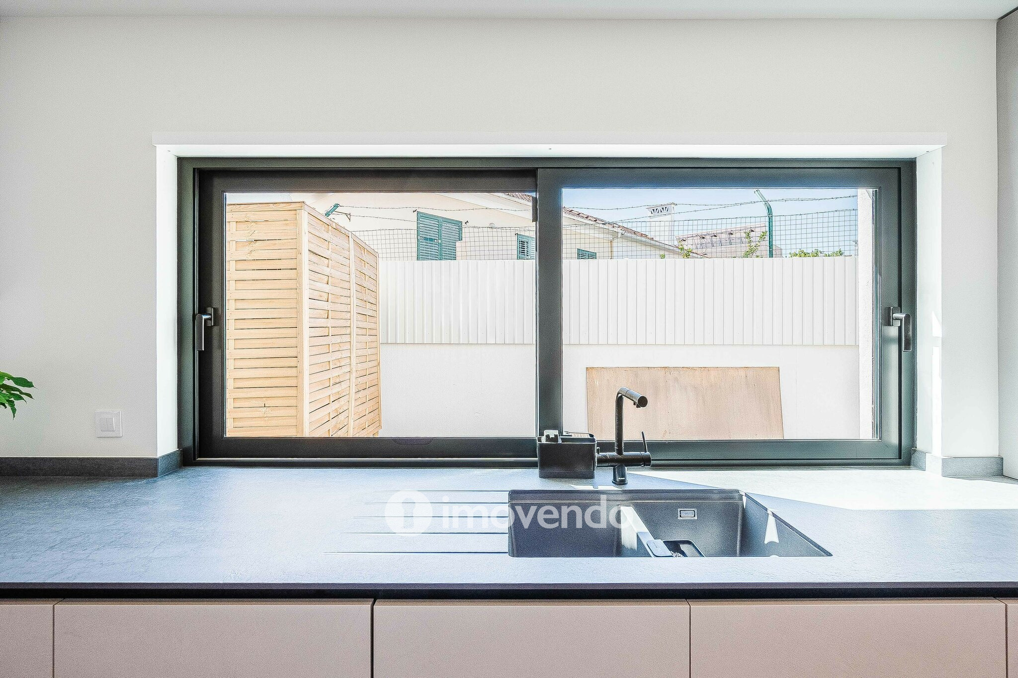 Moradia T2+1 exclusiva e nova, com vista Rio, no Bairro Madre de Deus