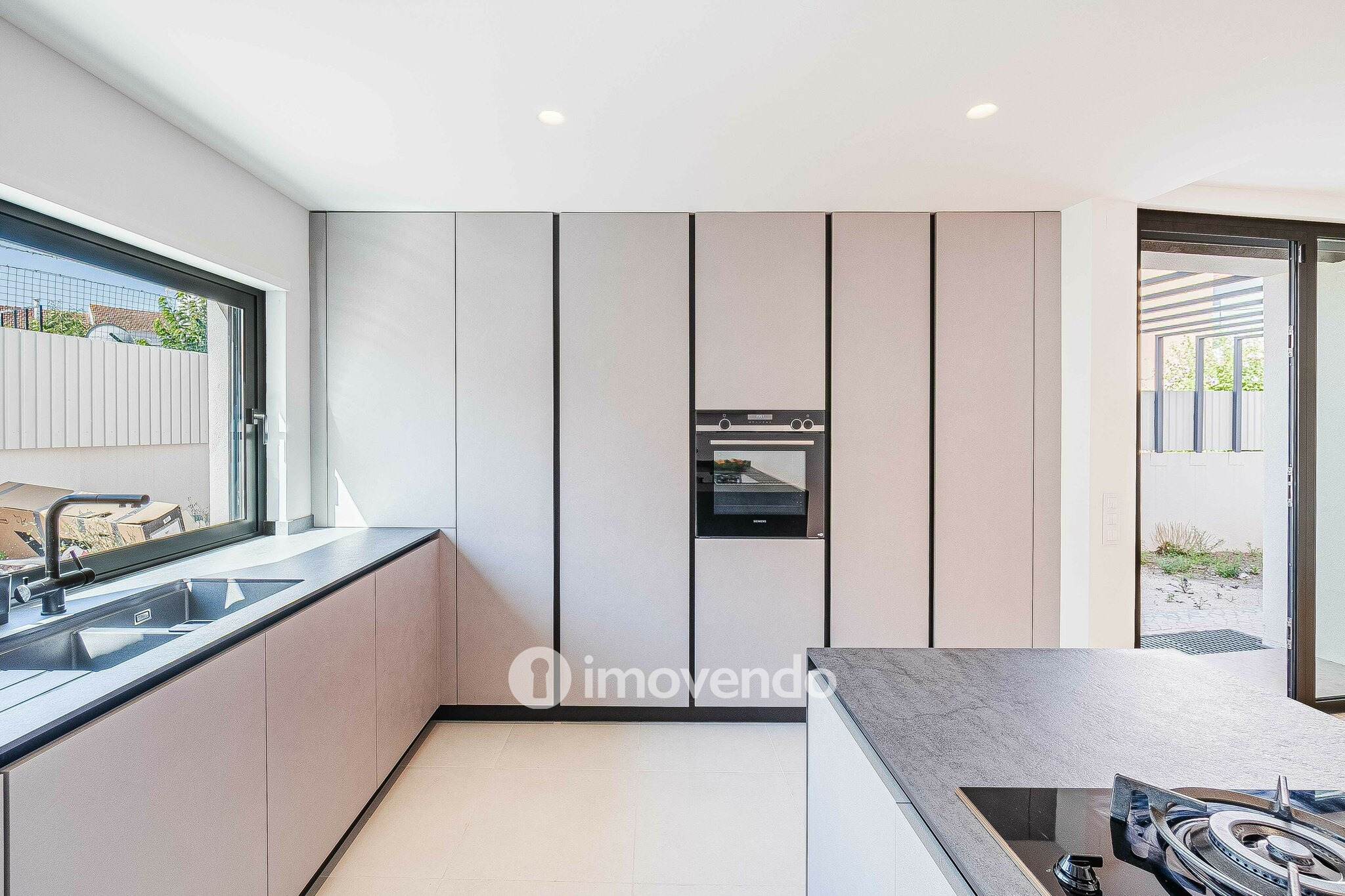 Moradia T2+1 exclusiva e nova, com vista Rio, no Bairro Madre de Deus