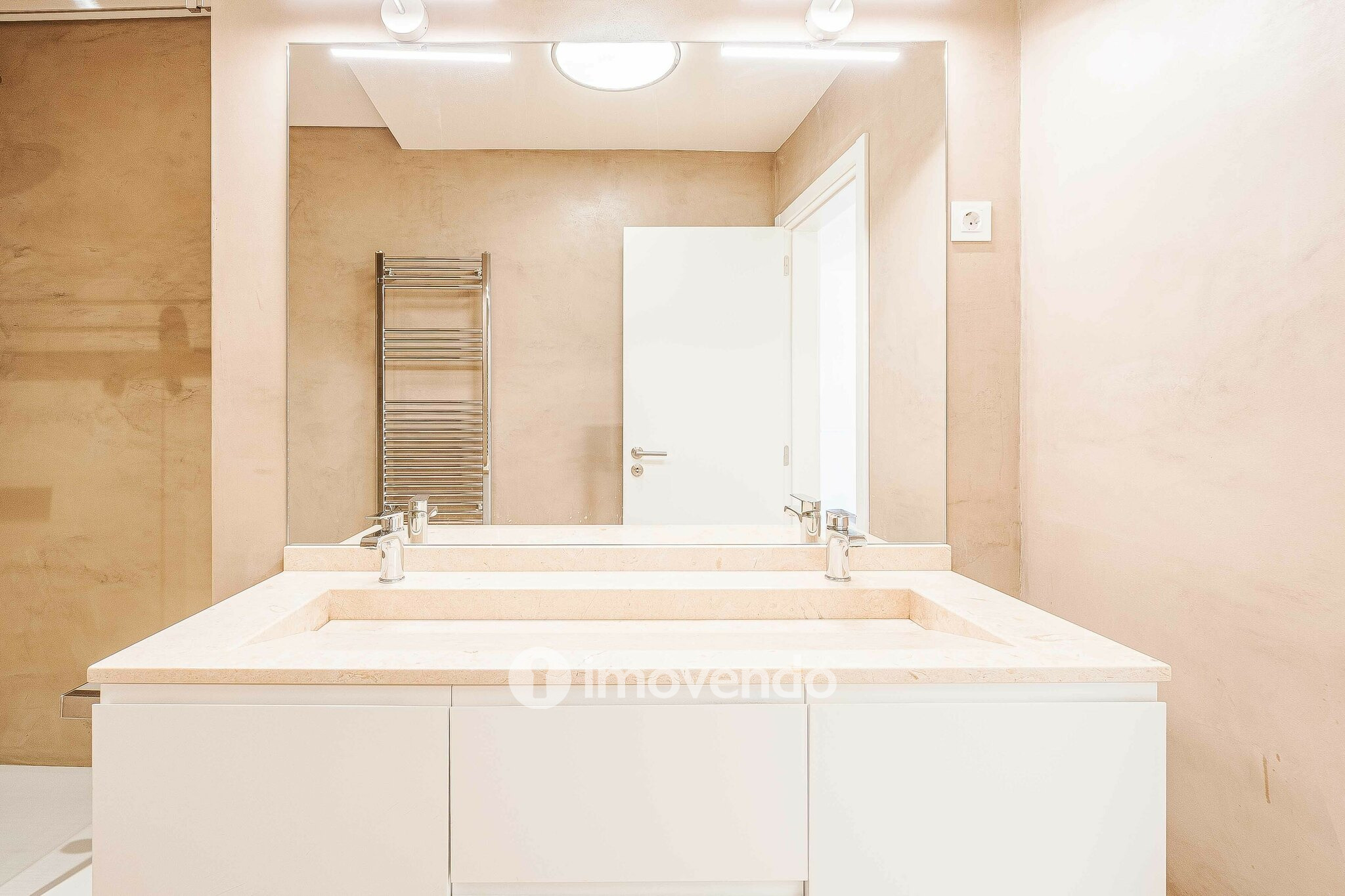Moradia T2+1 exclusiva e nova, com vista Rio, no Bairro Madre de Deus