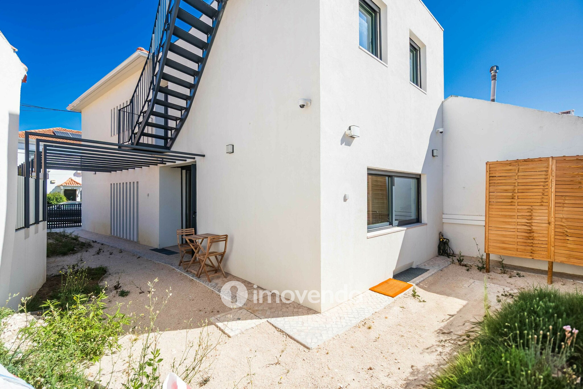 Moradia T2+1 exclusiva e nova, com vista Rio, no Bairro Madre de Deus