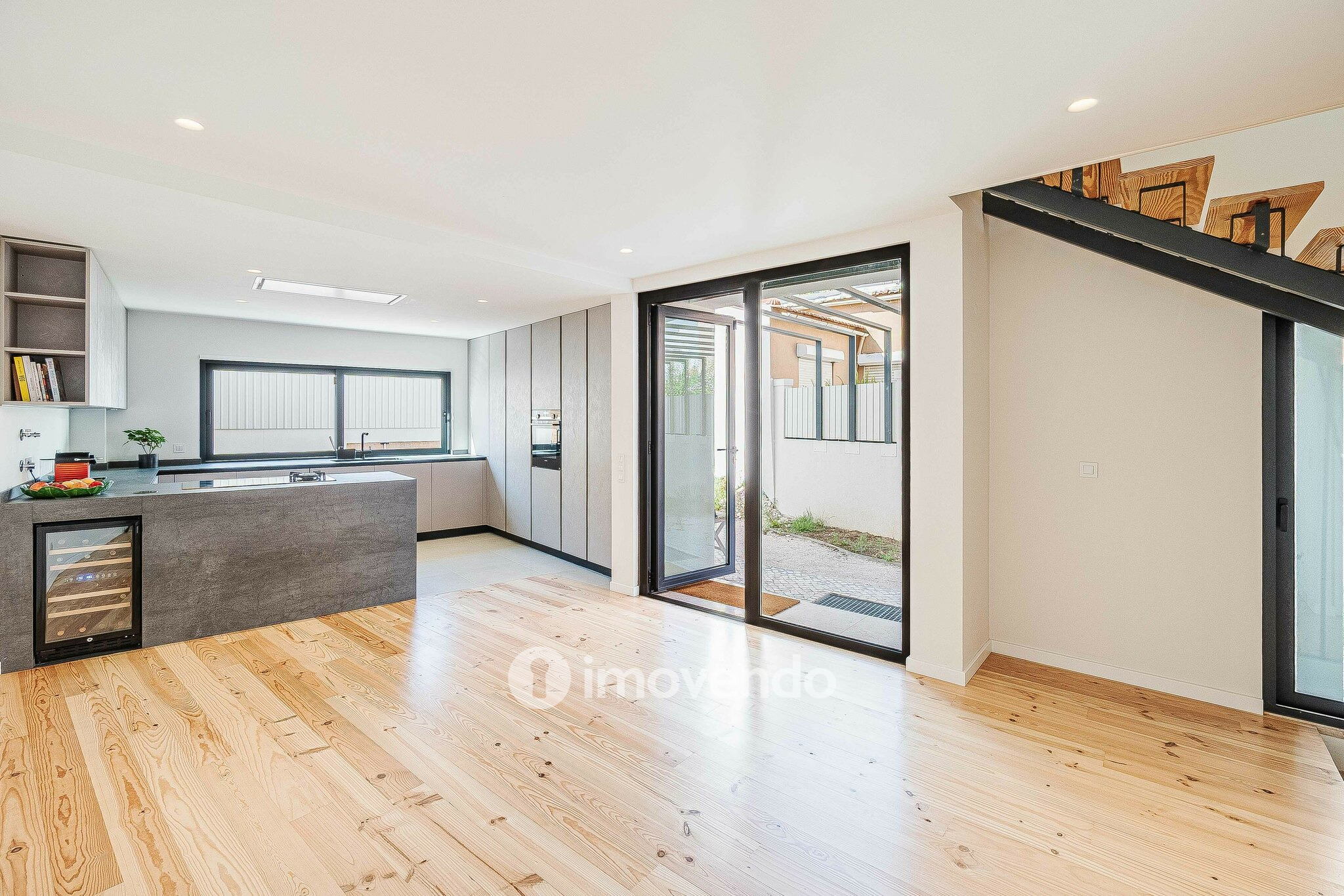 Moradia T2+1 exclusiva e nova, com vista Rio, no Bairro Madre de Deus
