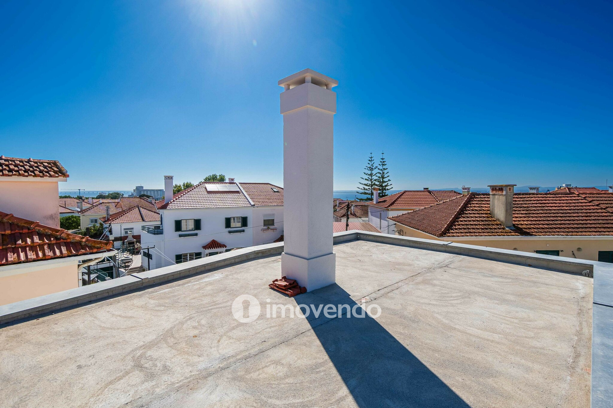 Moradia T2+1 exclusiva e nova, com vista Rio, no Bairro Madre de Deus