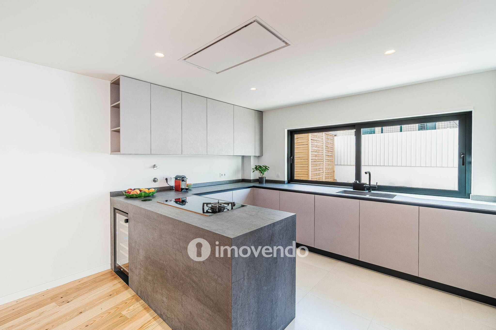 Moradia T2+1 exclusiva e nova, com vista Rio, no Bairro Madre de Deus