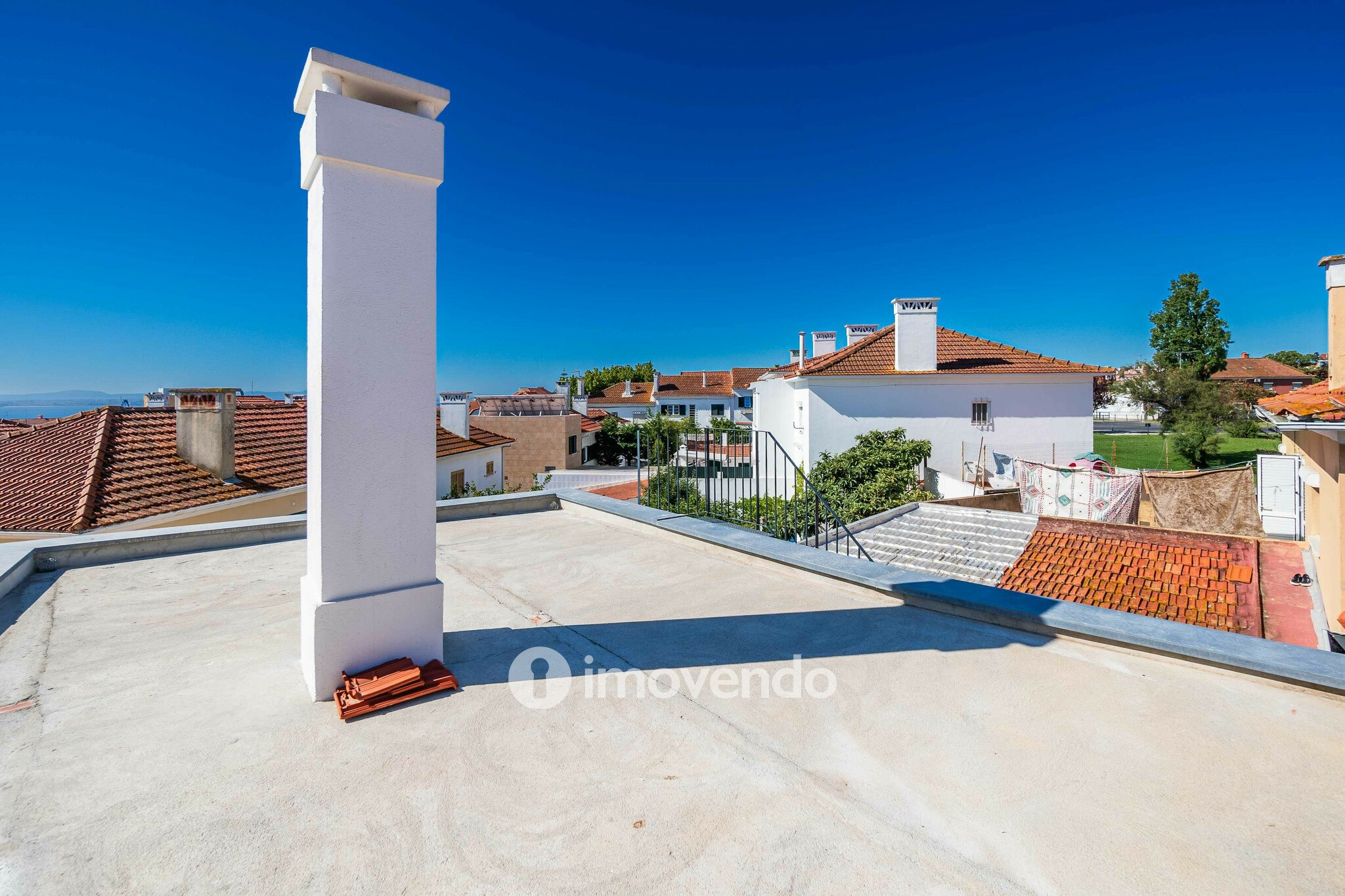 Moradia T2+1 exclusiva e nova, com vista Rio, no Bairro Madre de Deus